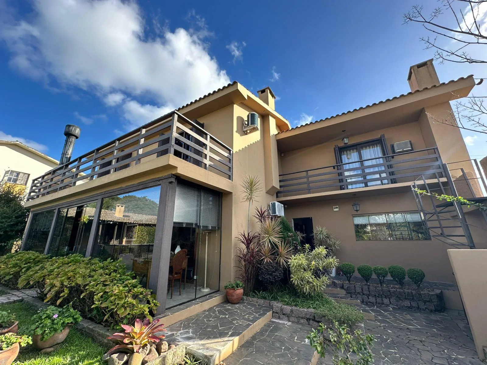 Casa mobiliada à venda no Fragata, Pelotas - 246 m², 3 quartos (sendo 1 suíte), acabamentos de alto padrão e área gourmet com piscina. - 18