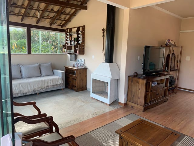 Casa 3 quartos e 2 banheiros, à venda, no bairro Valparaíso em Petrópolis