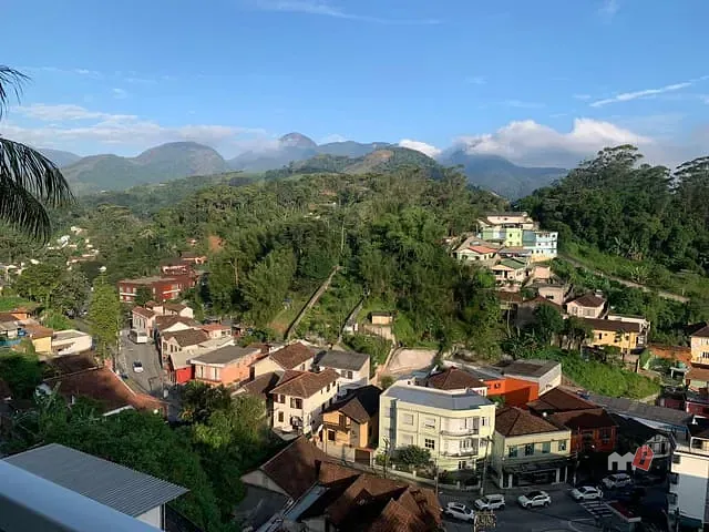 Casa 3 quartos e 2 banheiros, à venda, no bairro Valparaíso em Petrópolis