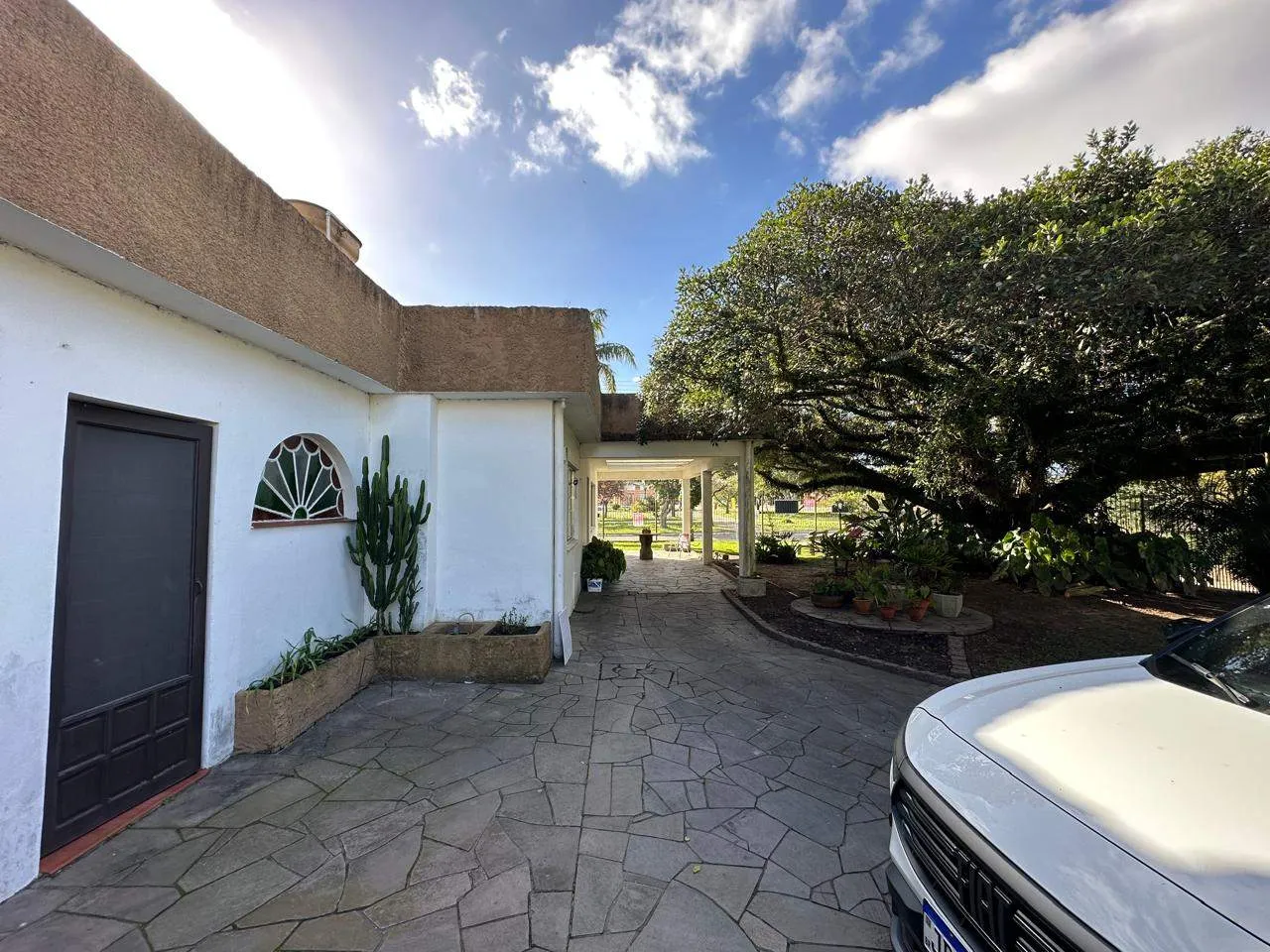 Casa à venda no Fragata, Pelotas - 145 m², 2 quartos (sendo 1 suíte), sala com lareira, cozinha planejada, churrasqueira e amplo pátio. - 9