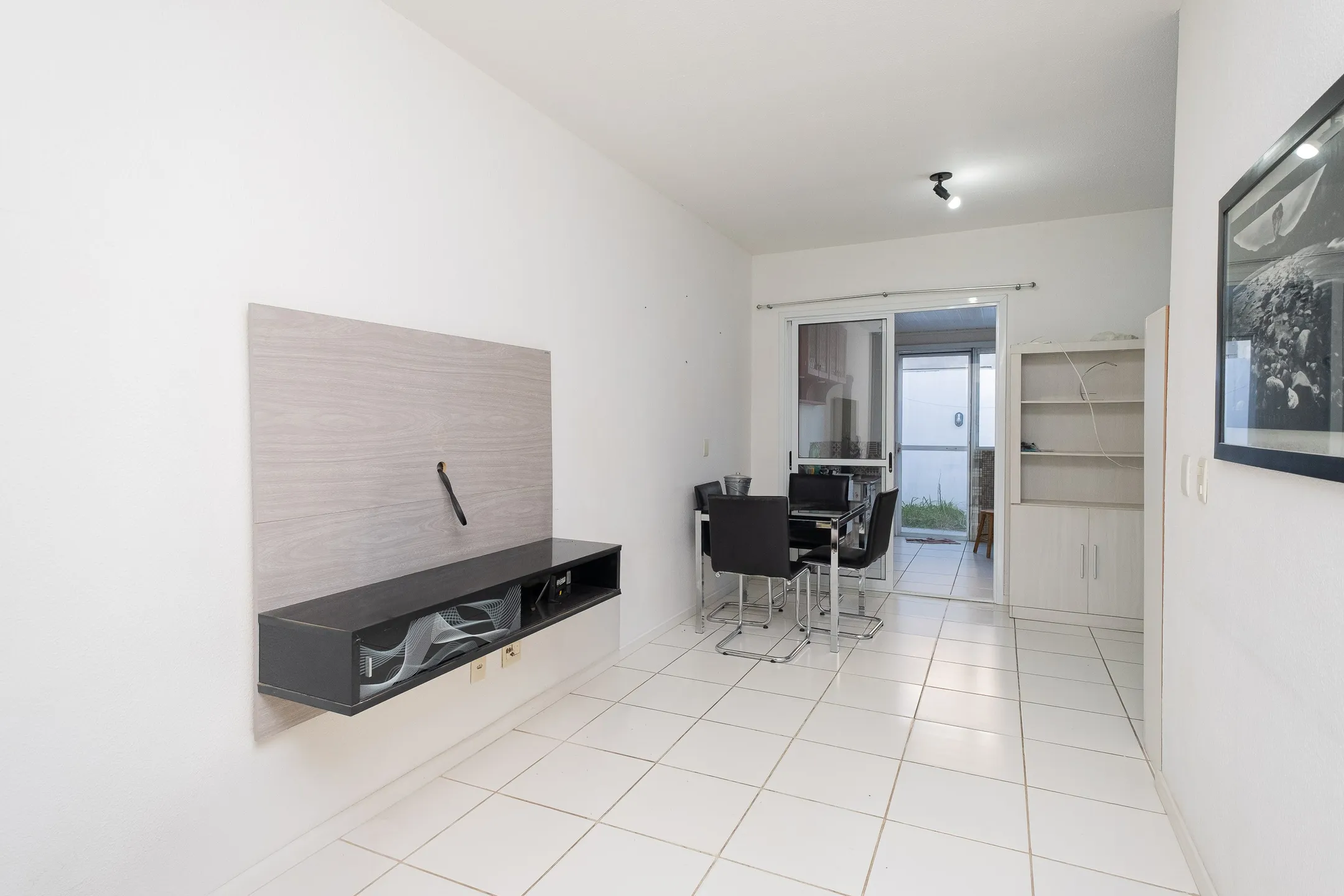 Casa à venda no Moradas Pelotas 1, Três Vendas - 43 m², 2 quartos, sala com lareira e cozinha planejada com churrasqueira.