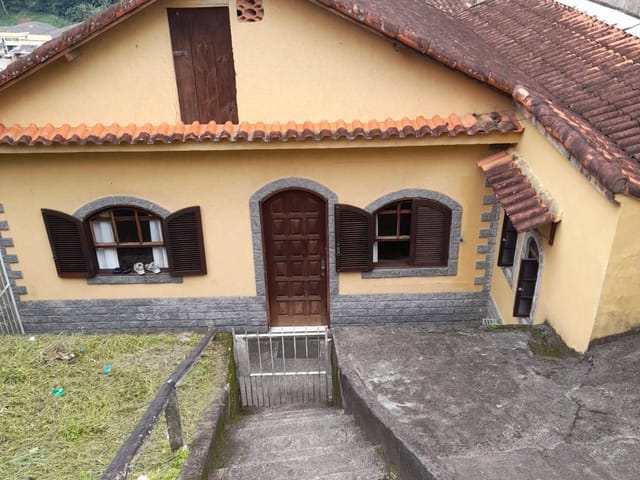Casa 3 quartos e 1 banheiro, à venda, no bairro Castrioto em Petrópolis