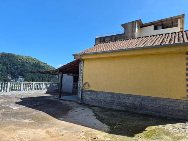 Casa 3 quartos e 1 banheiro, à venda ou para alugar, no bairro Castrioto em Petrópolis