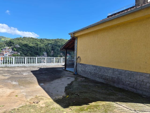 Casa 3 quartos e 1 banheiro, à venda ou para alugar, no bairro Castrioto em Petrópolis