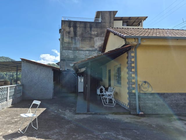 Casa 3 quartos e 1 banheiro, à venda ou para alugar, no bairro Castrioto em Petrópolis