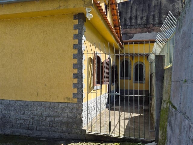 Casa 3 quartos e 1 banheiro, à venda ou para alugar, no bairro Castrioto em Petrópolis