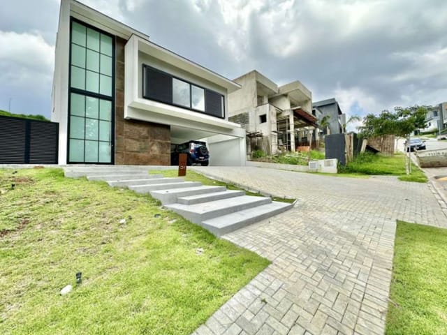 Casa com 500m², à venda, no bairro Mundo Real em Embu das Artes