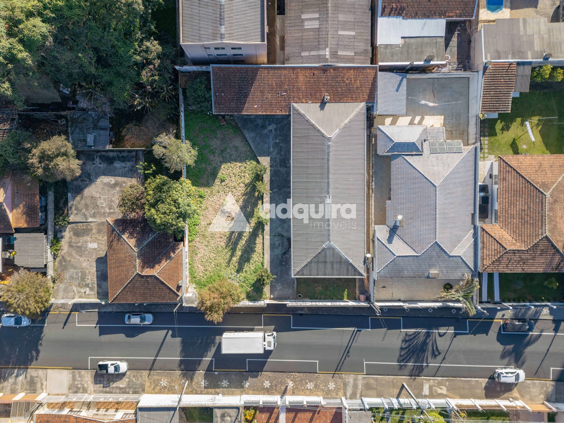 Casa à venda com 3 quartos, 330m² - Foto 1