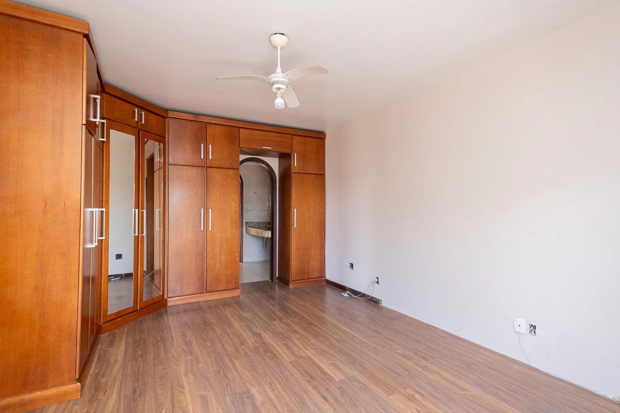 Casa à venda na Zona Norte de Pelotas - 249 m², 3 quartos (sendo 1 suíte), 2 lareiras, espaço gourmet com piscina e ótima localização próxima a Dom Joaquim. - 11