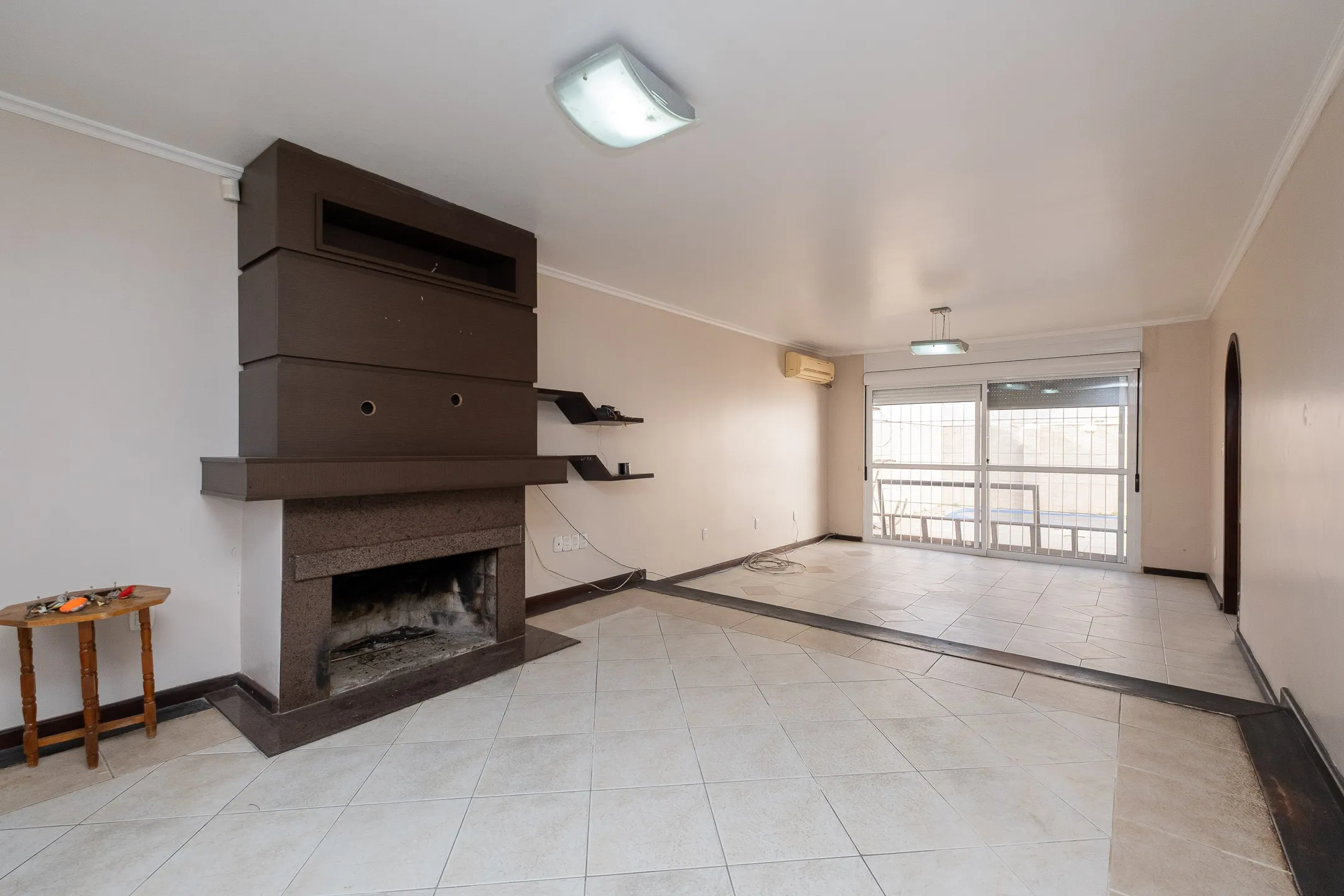 Casa à venda na Zona Norte de Pelotas - 249 m², 3 quartos (sendo 1 suíte), 2 lareiras, espaço gourmet com piscina e ótima localização próxima a Dom Joaquim.