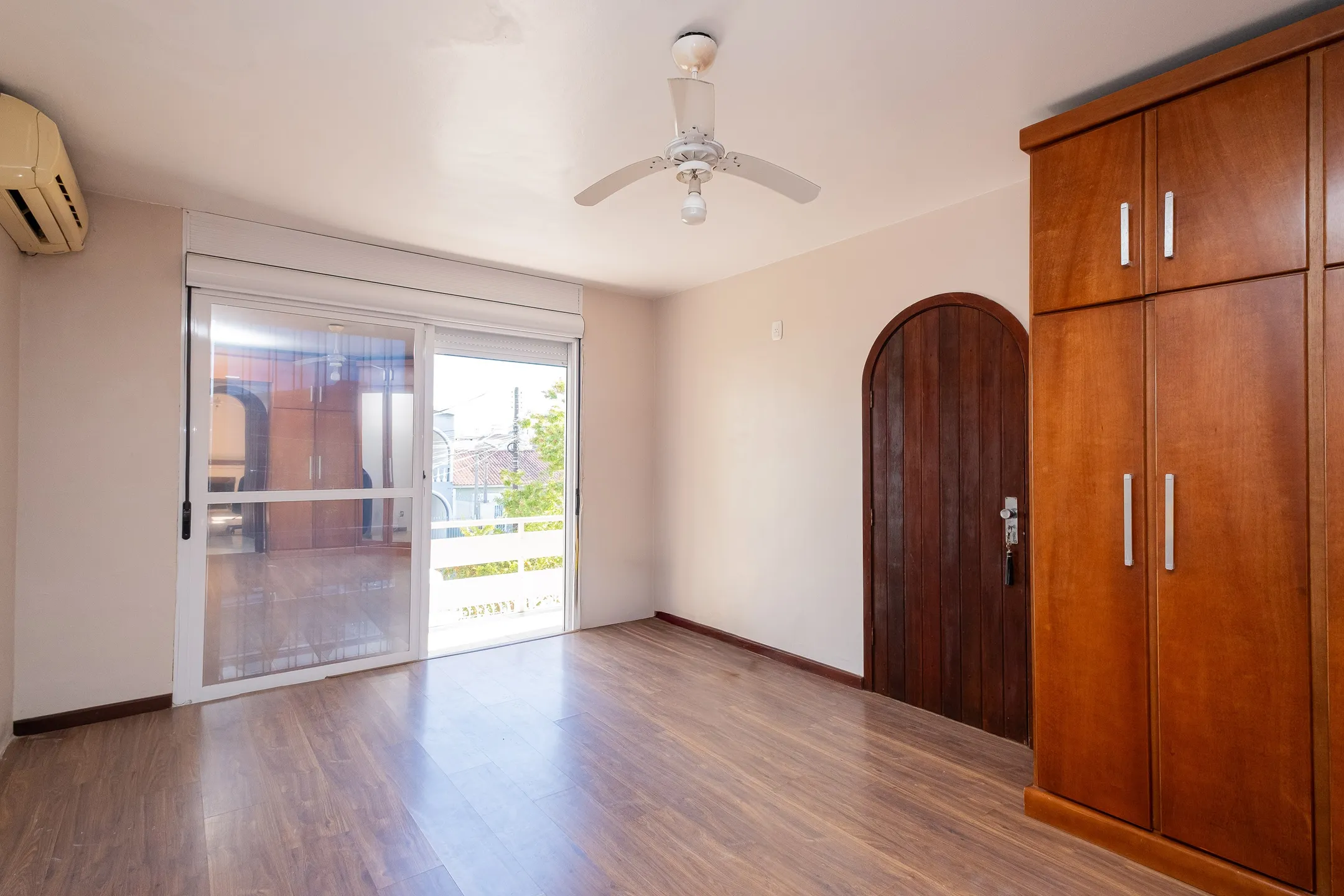 Casa à venda na Zona Norte de Pelotas - 249 m², 3 quartos (sendo 1 suíte), 2 lareiras, espaço gourmet com piscina e ótima localização próxima a Dom Joaquim. - 12