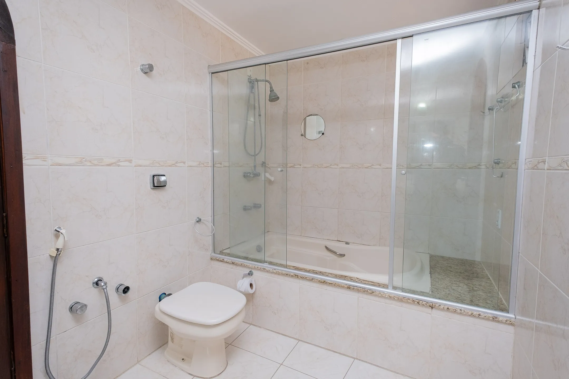 Casa à venda na Zona Norte de Pelotas - 249 m², 3 quartos (sendo 1 suíte), 2 lareiras, espaço gourmet com piscina e ótima localização próxima a Dom Joaquim. - 13
