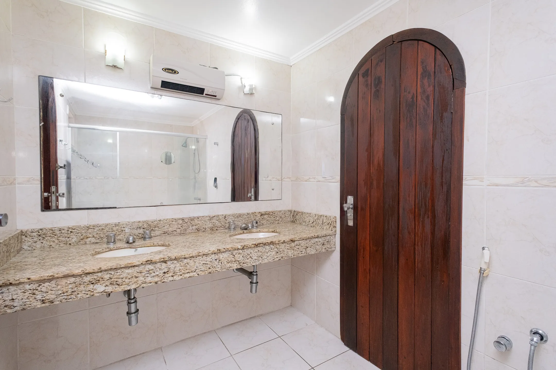 Casa à venda na Zona Norte de Pelotas - 249 m², 3 quartos (sendo 1 suíte), 2 lareiras, espaço gourmet com piscina e ótima localização próxima a Dom Joaquim. - 14
