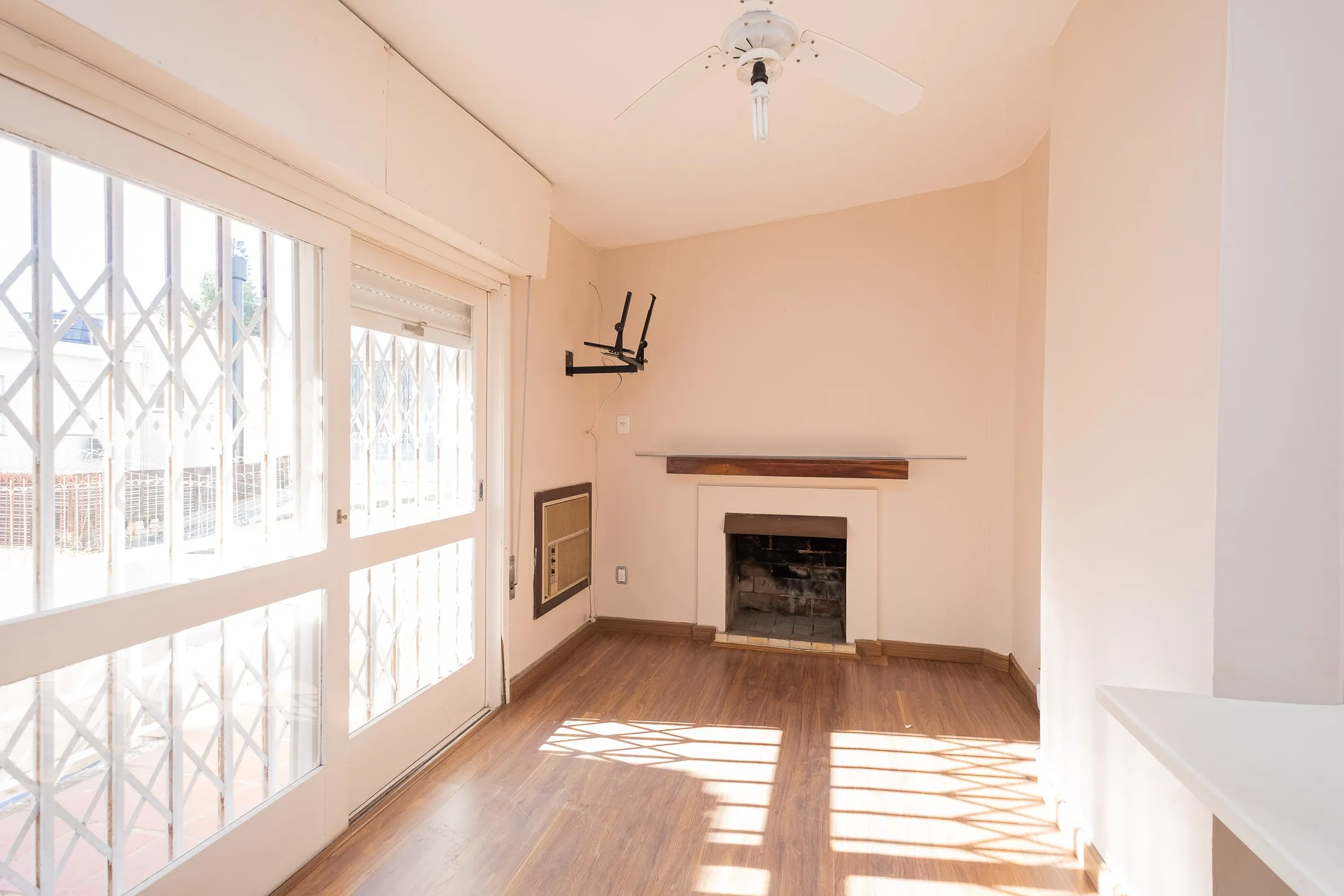Casa à venda na Zona Norte de Pelotas - 249 m², 3 quartos (sendo 1 suíte), 2 lareiras, espaço gourmet com piscina e ótima localização próxima a Dom Joaquim. - 15
