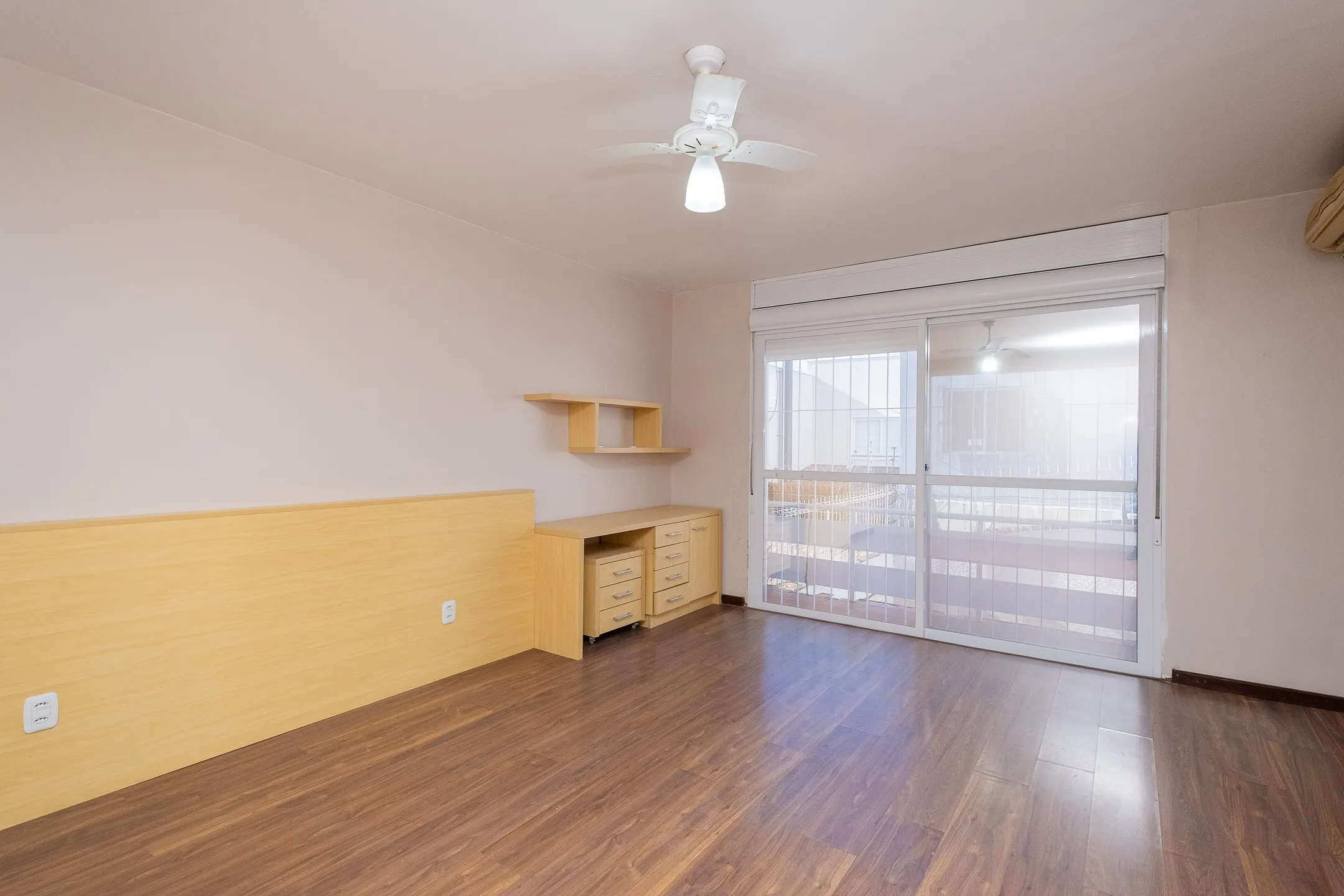 Casa à venda na Zona Norte de Pelotas - 249 m², 3 quartos (sendo 1 suíte), 2 lareiras, espaço gourmet com piscina e ótima localização próxima a Dom Joaquim. - 17