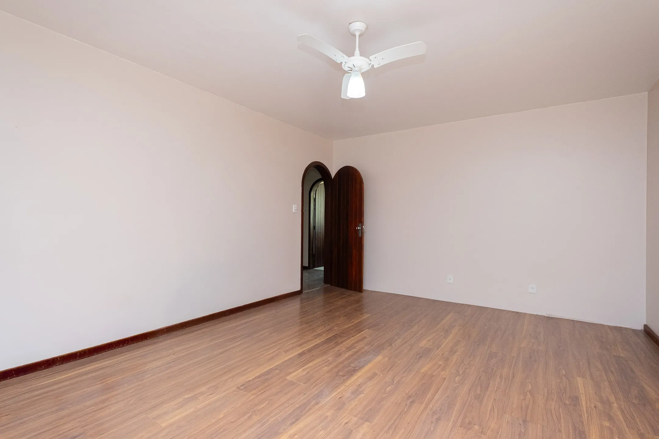 Casa à venda na Zona Norte de Pelotas - 249 m², 3 quartos (sendo 1 suíte), 2 lareiras, espaço gourmet com piscina e ótima localização próxima a Dom Joaquim. - 18