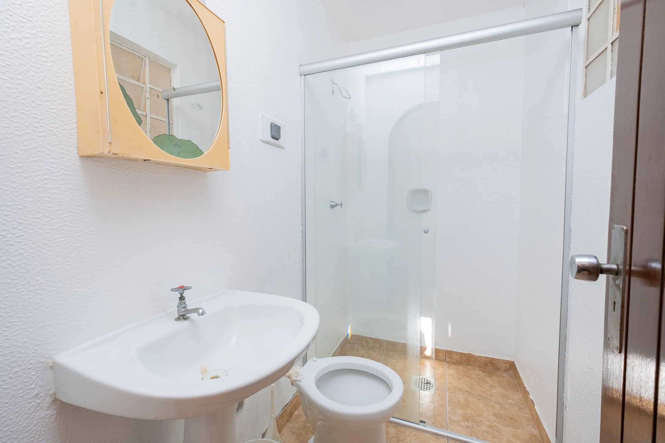 Casa à venda na Zona Norte de Pelotas - 249 m², 3 quartos (sendo 1 suíte), 2 lareiras, espaço gourmet com piscina e ótima localização próxima a Dom Joaquim. - 24