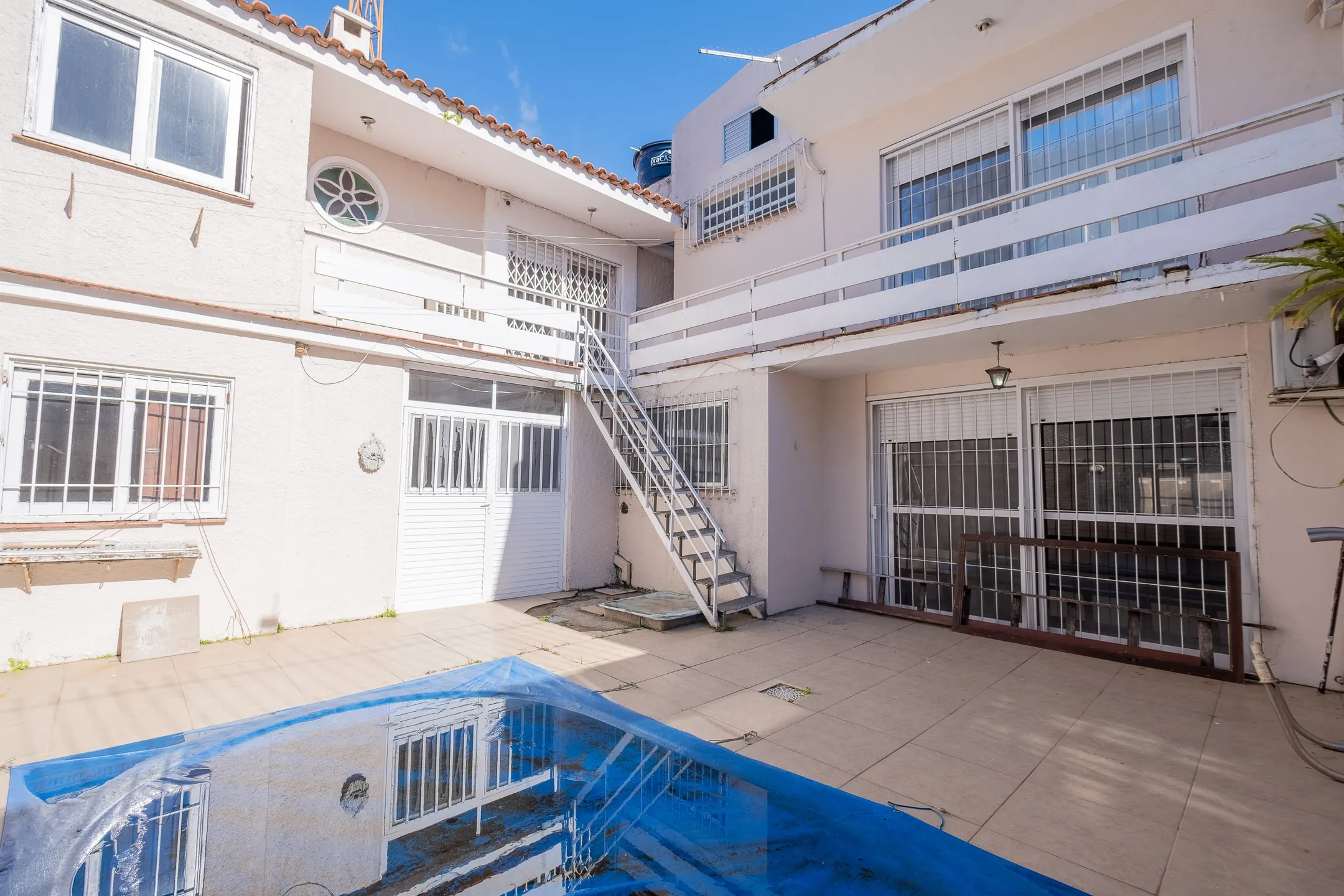 Casa à venda na Zona Norte de Pelotas - 249 m², 3 quartos (sendo 1 suíte), 2 lareiras, espaço gourmet com piscina e ótima localização próxima a Dom Joaquim. - 25