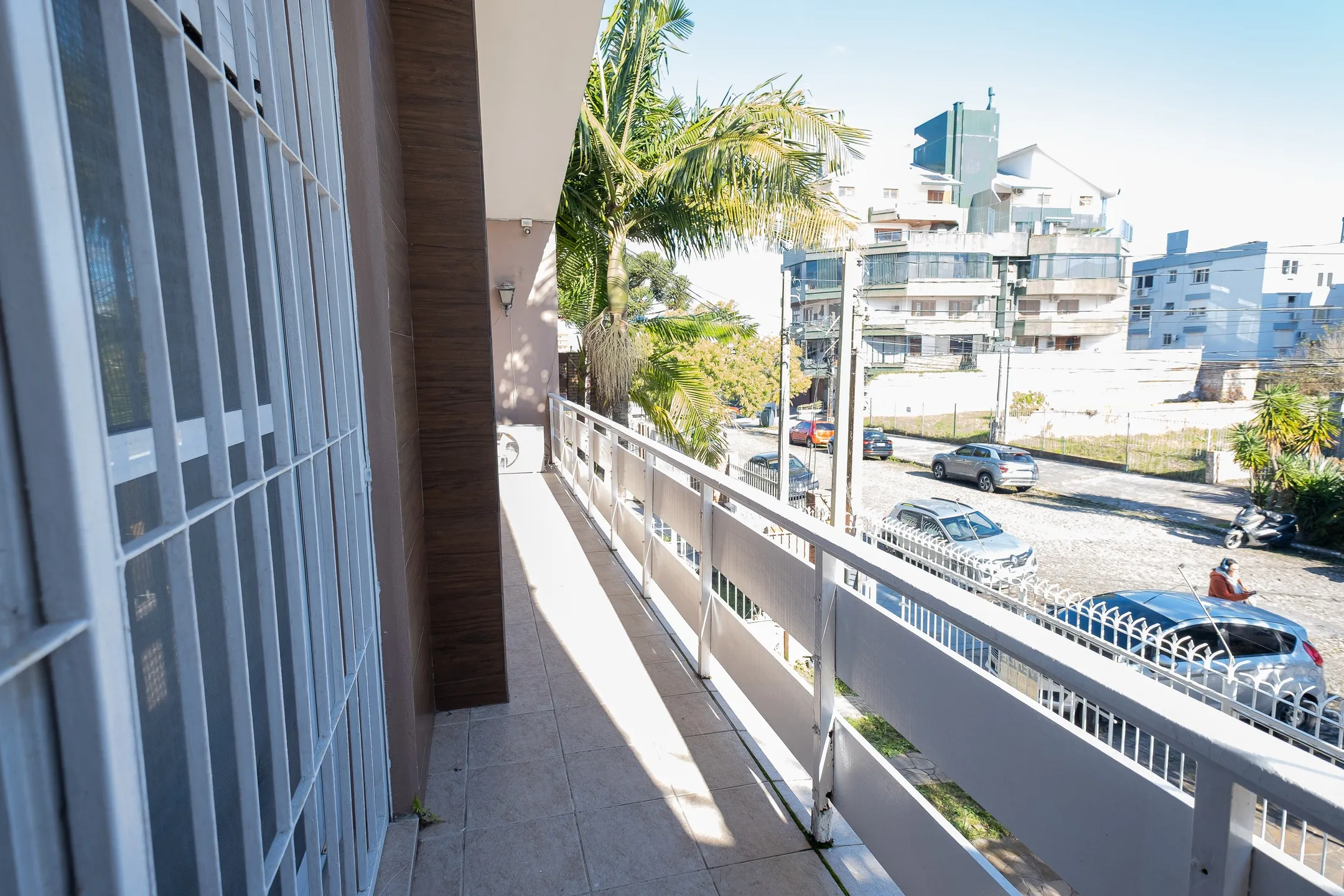Casa à venda na Zona Norte de Pelotas - 249 m², 3 quartos (sendo 1 suíte), 2 lareiras, espaço gourmet com piscina e ótima localização próxima a Dom Joaquim. - 26