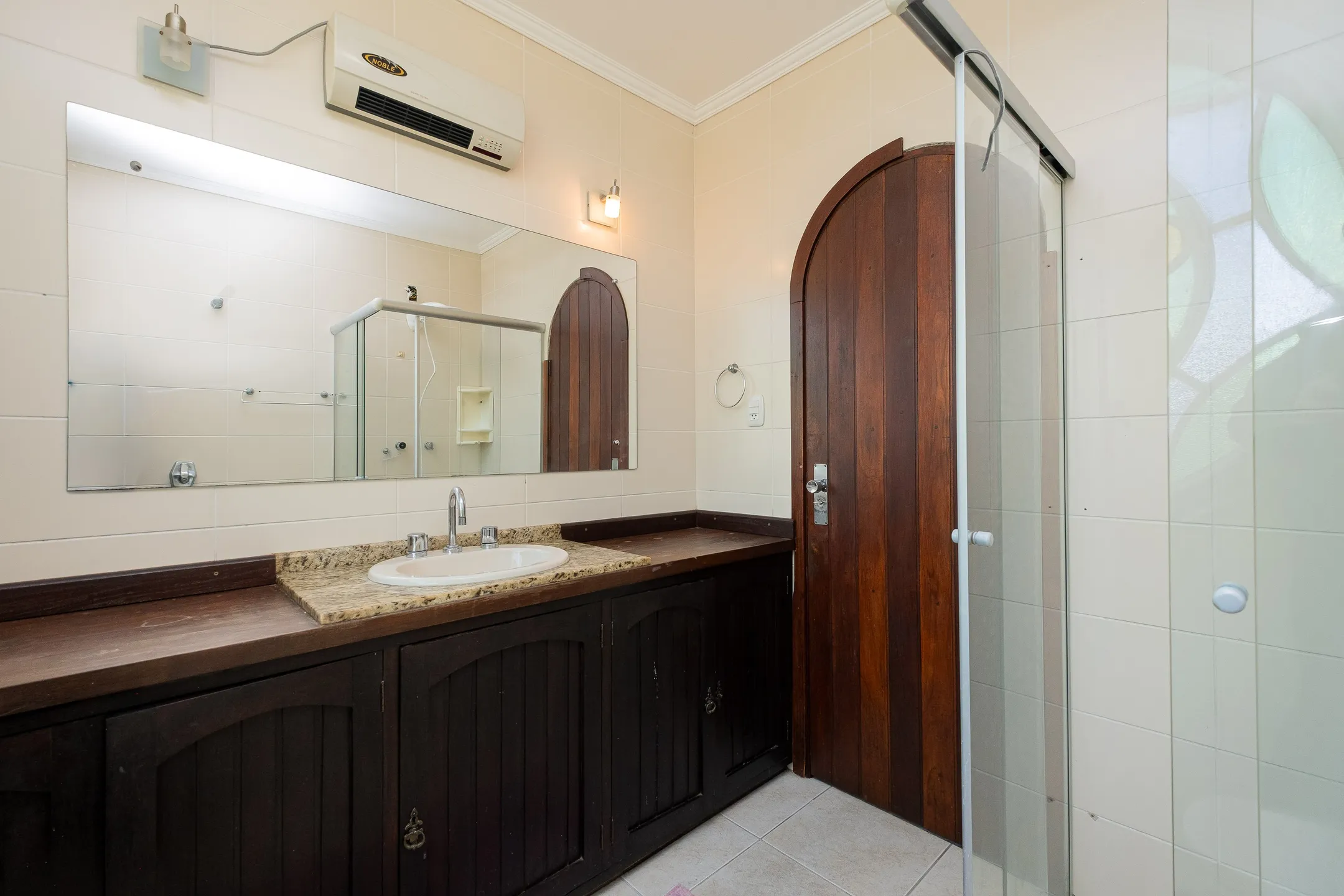 Casa à venda na Zona Norte de Pelotas - 249 m², 3 quartos (sendo 1 suíte), 2 lareiras, espaço gourmet com piscina e ótima localização próxima a Dom Joaquim. - 8