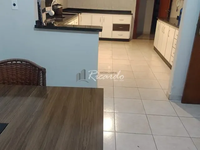 Casa com 337m² 3 quartos e 3 banheiros, à venda, no bairro Conjunto Centauro em Arapongas