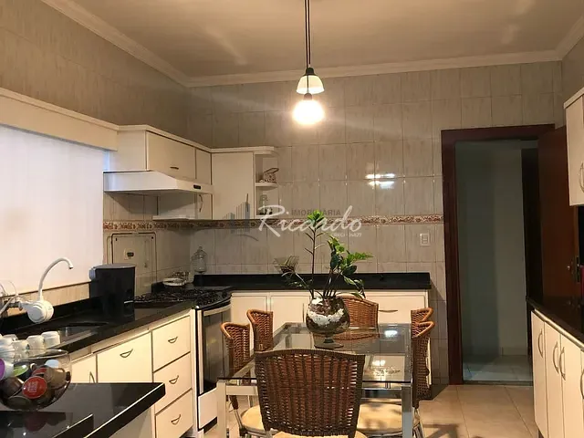 Casa com 337m² 3 quartos e 3 banheiros, à venda, no bairro Conjunto Centauro em Arapongas