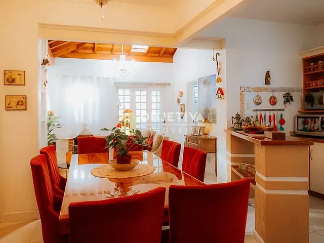 Casa com 300m² 4 quartos e 3 banheiros, à venda, no bairro Passo da Areia em Porto Alegre