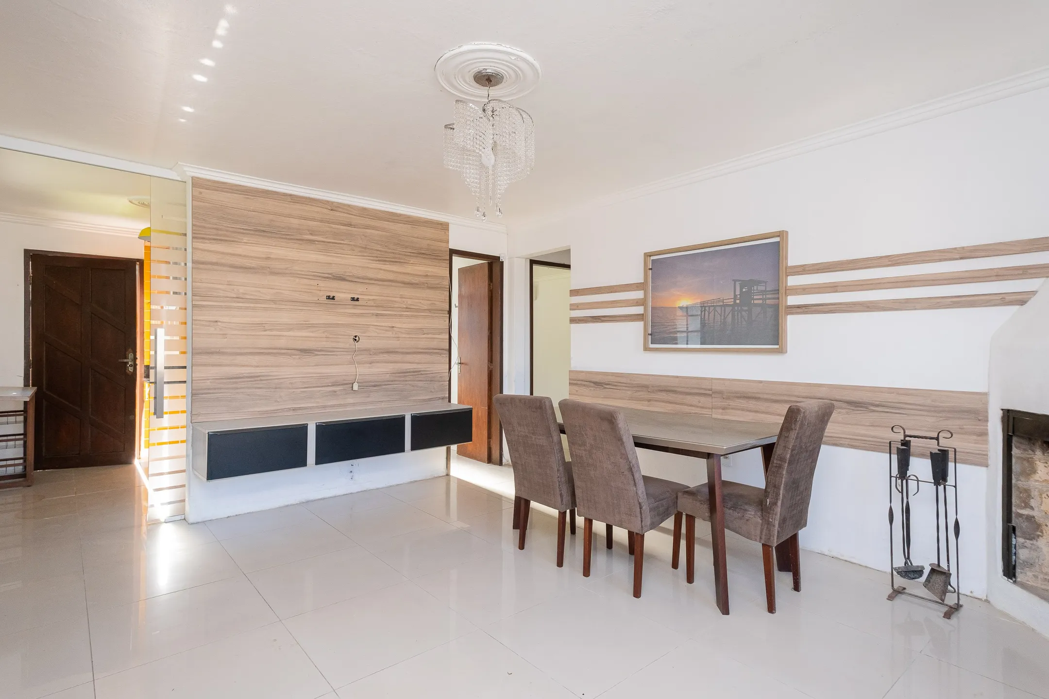 Casa à venda no Valverde, Laranjal - 149m², 3 quartos (sendo 1 suíte), lareira, espaço gourmet com churrasqueira e amplo pátio com piscina.