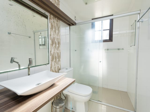 Casa com 300m² 3 quartos e 2 banheiros, à venda ou para alugar, no bairro Laranjal em Pelotas