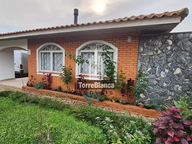 Casa com 660m² 3 quartos e 2 banheiros, à venda, no bairro Uvaranas em Ponta Grossa