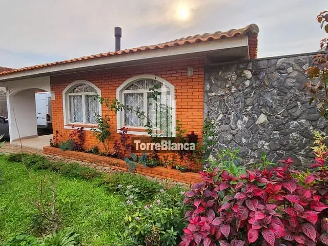 Casa com 660m² 3 quartos e 2 banheiros, à venda, no bairro Uvaranas em Ponta Grossa