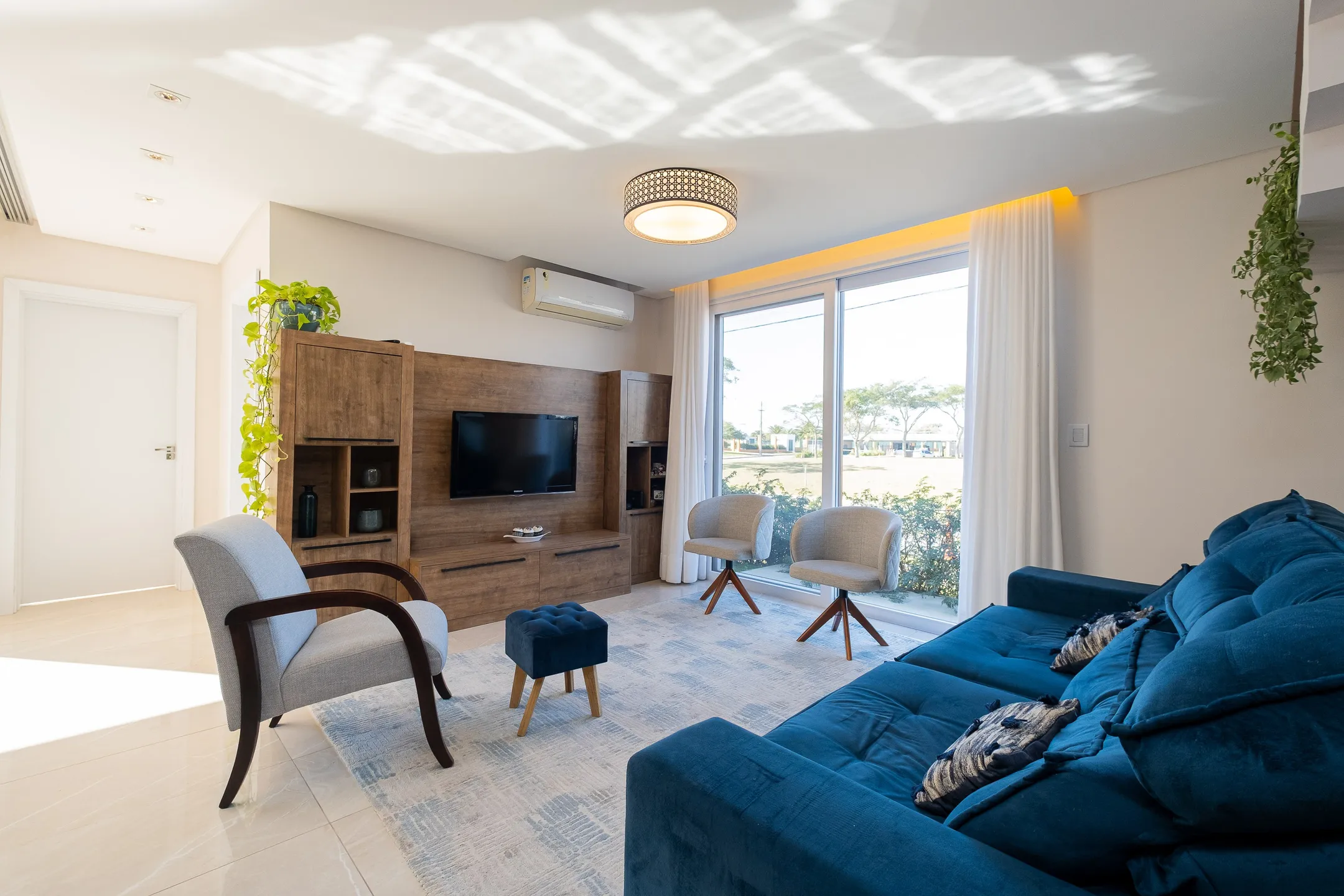Casa de alto padrão à venda no Alphaville, Laranjal - 284 m², 4 quartos (sendo 2 suítes), móveis sob medida, acabamentos impecáveis e ampla área de lazer.