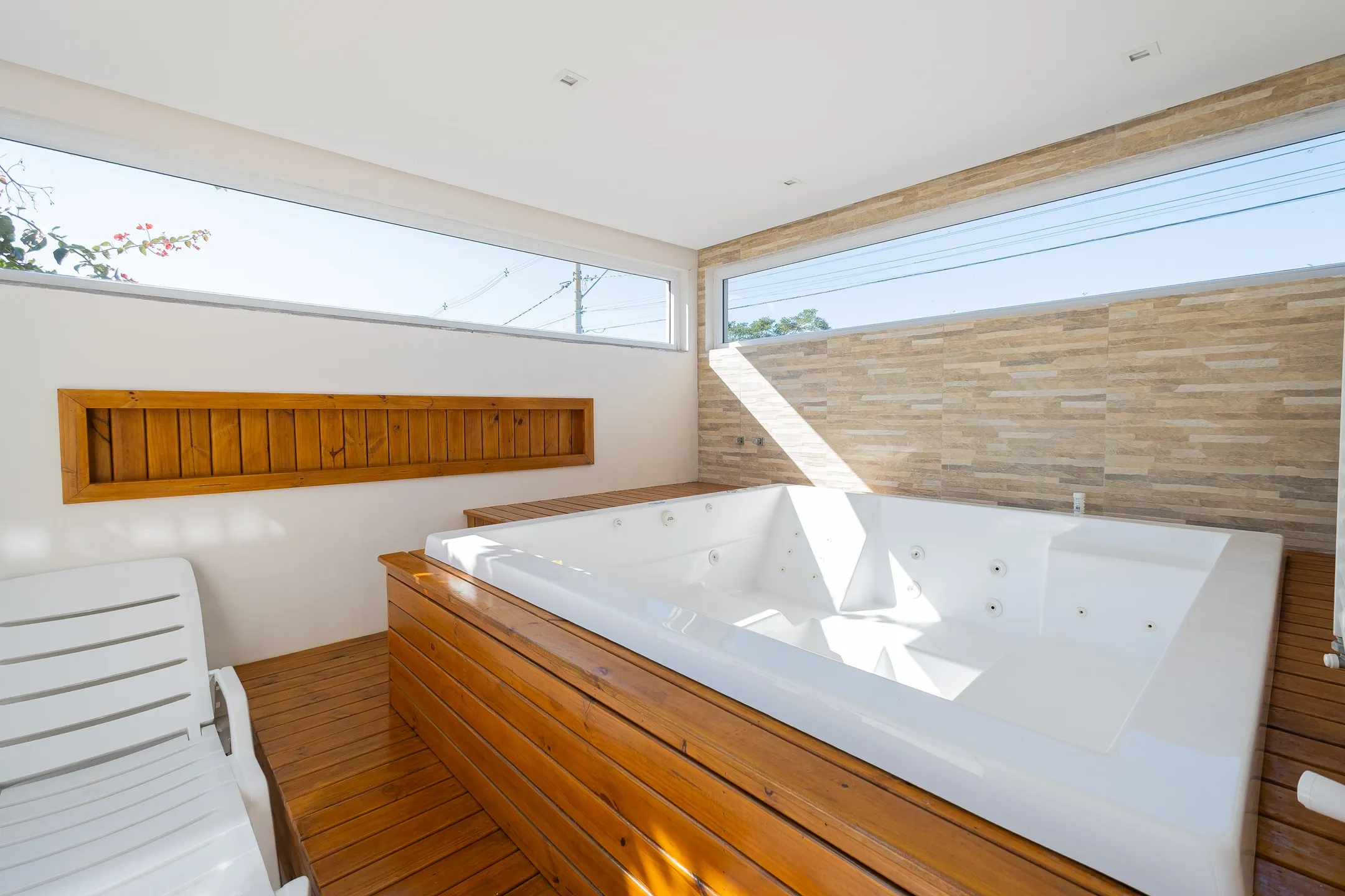 Casa de alto padrão à venda no Alphaville, Laranjal - 284 m², 4 quartos (sendo 2 suítes), móveis sob medida, acabamentos impecáveis e ampla área de lazer. - 12
