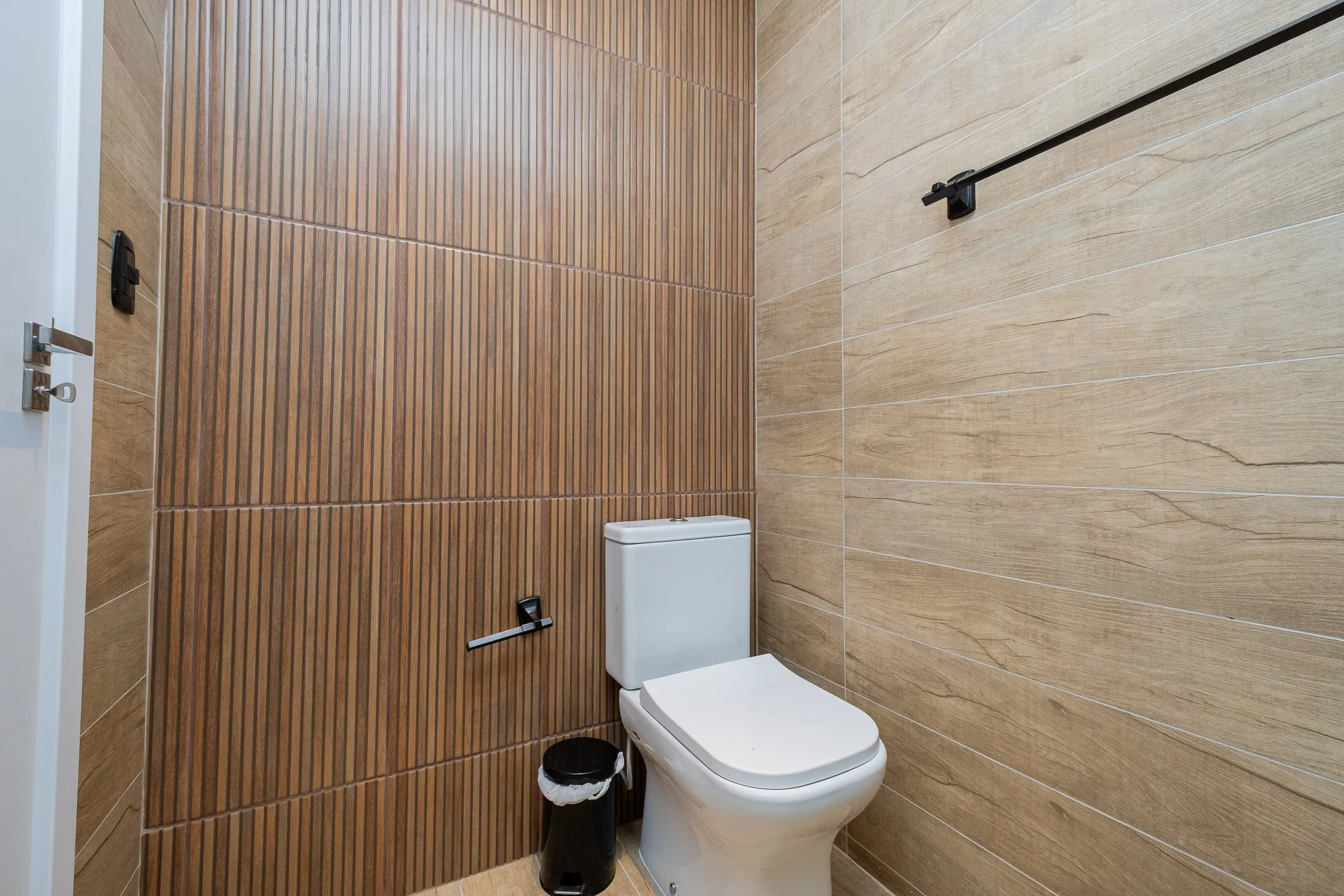 Casa de alto padrão à venda no Alphaville, Laranjal - 284 m², 4 quartos (sendo 2 suítes), móveis sob medida, acabamentos impecáveis e ampla área de lazer. - 16