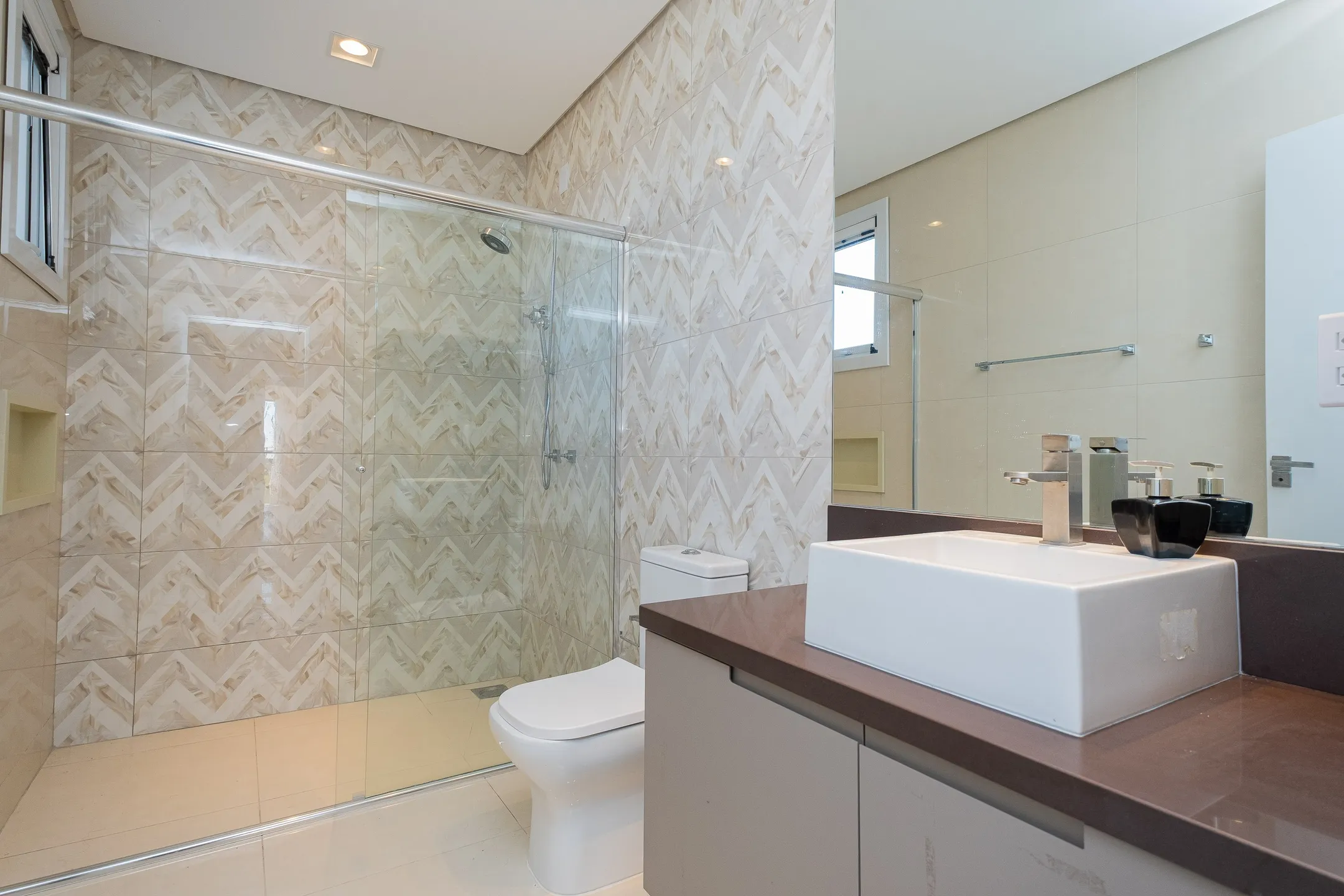 Casa de alto padrão à venda no Alphaville, Laranjal - 284 m², 4 quartos (sendo 2 suítes), móveis sob medida, acabamentos impecáveis e ampla área de lazer. - 21