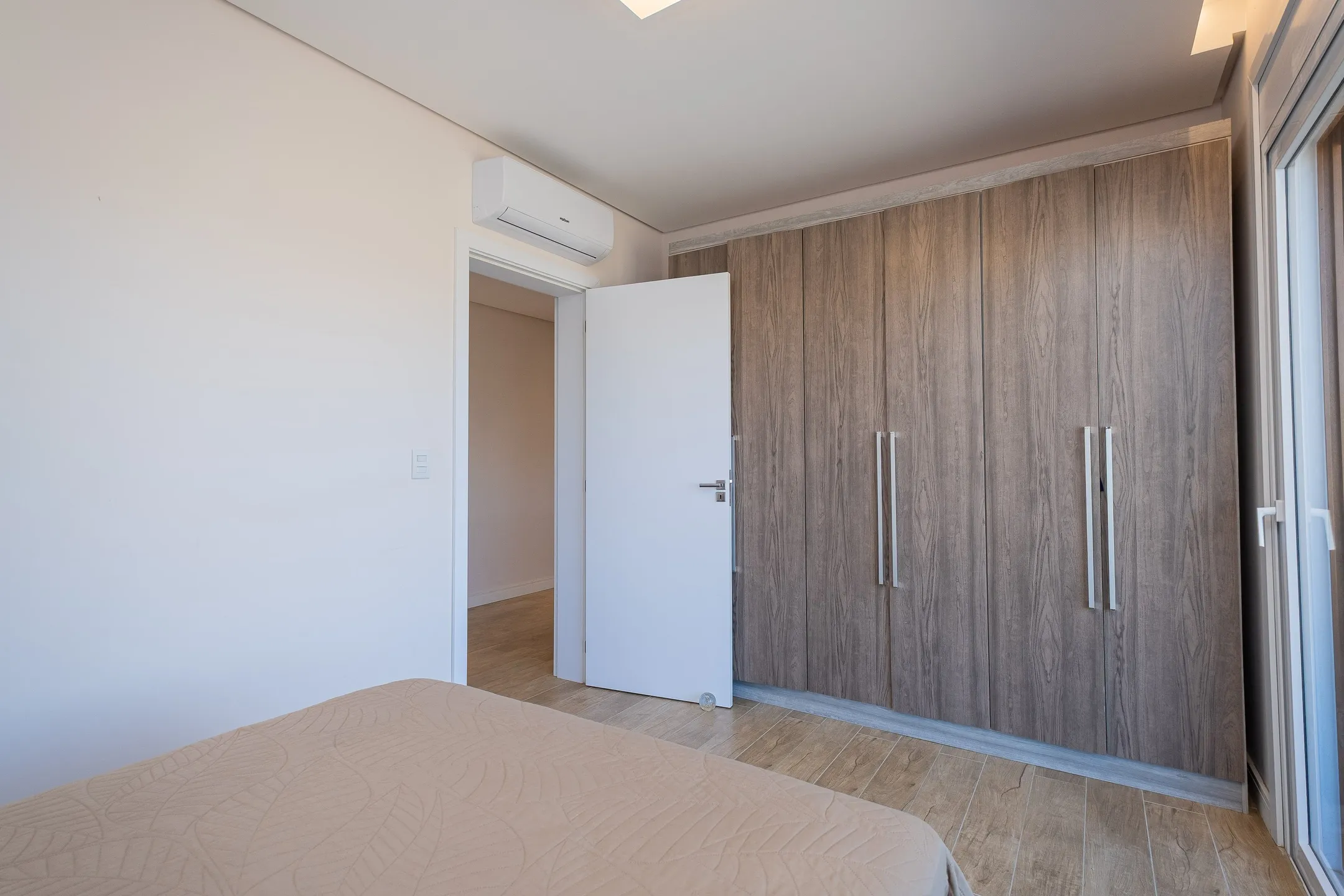 Casa de alto padrão à venda no Alphaville, Laranjal - 284 m², 4 quartos (sendo 2 suítes), móveis sob medida, acabamentos impecáveis e ampla área de lazer. - 23