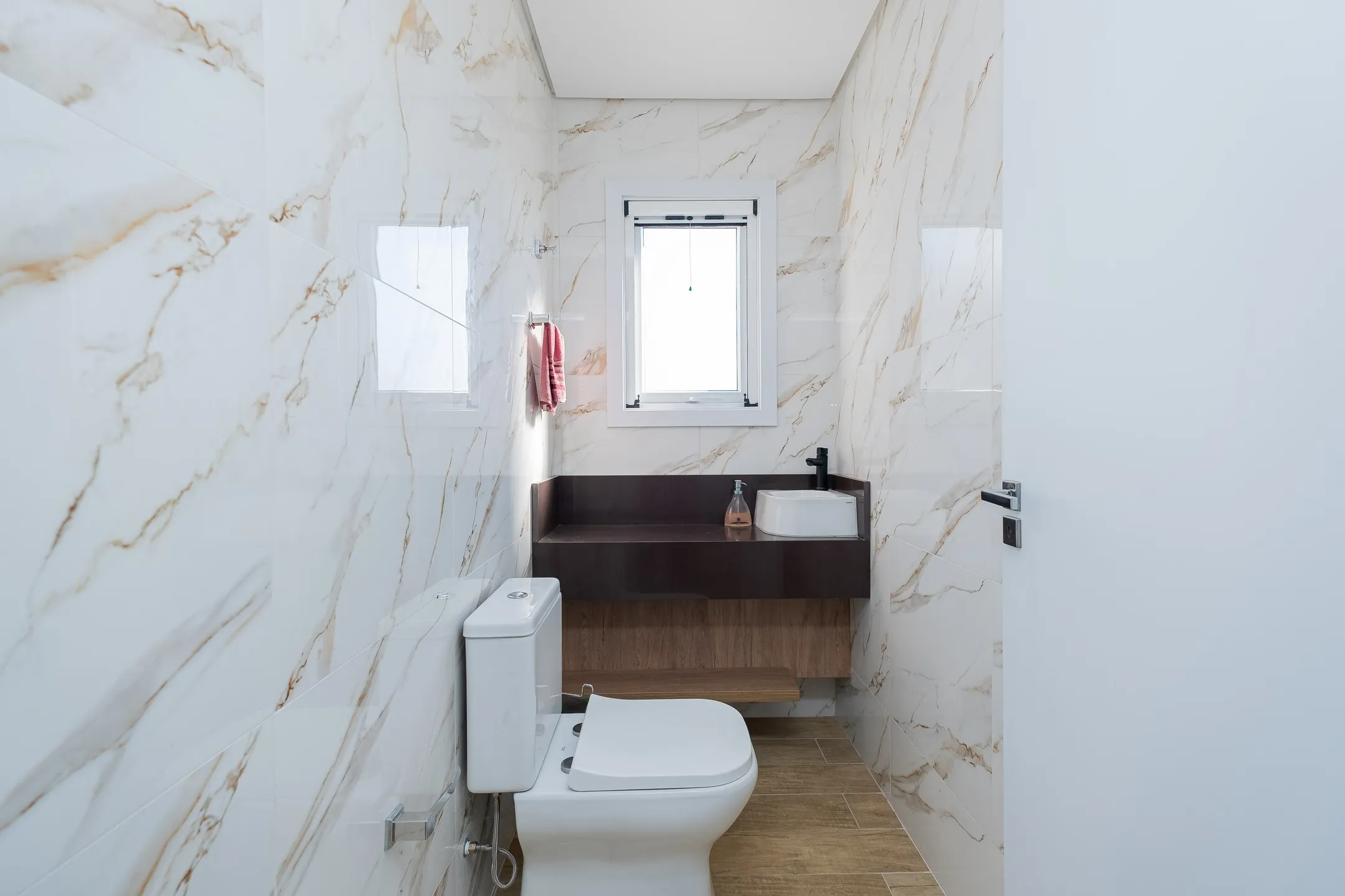 Casa de alto padrão à venda no Alphaville, Laranjal - 284 m², 4 quartos (sendo 2 suítes), móveis sob medida, acabamentos impecáveis e ampla área de lazer. - 25