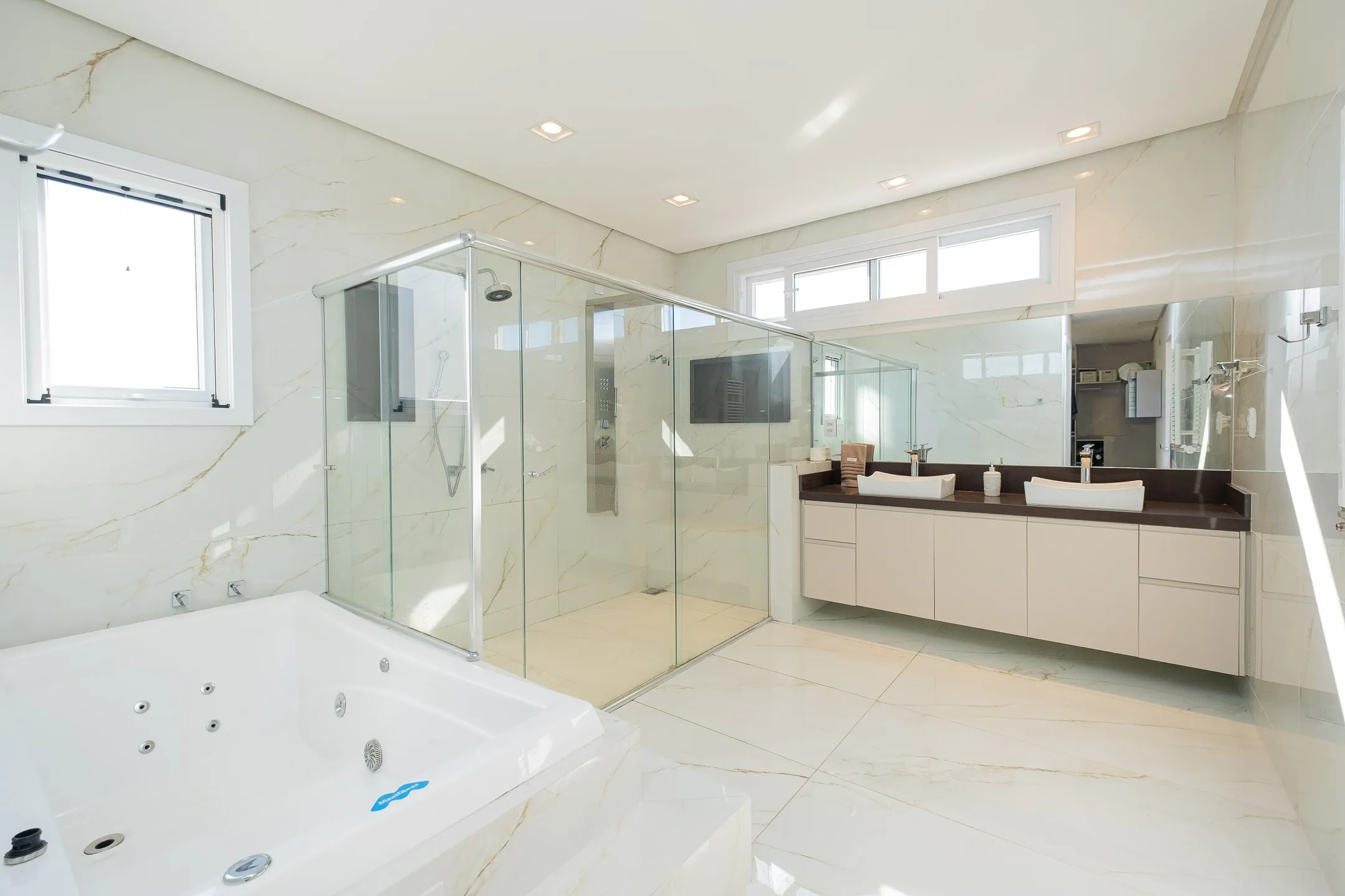 Casa de alto padrão à venda no Alphaville, Laranjal - 284 m², 4 quartos (sendo 2 suítes), móveis sob medida, acabamentos impecáveis e ampla área de lazer. - 26