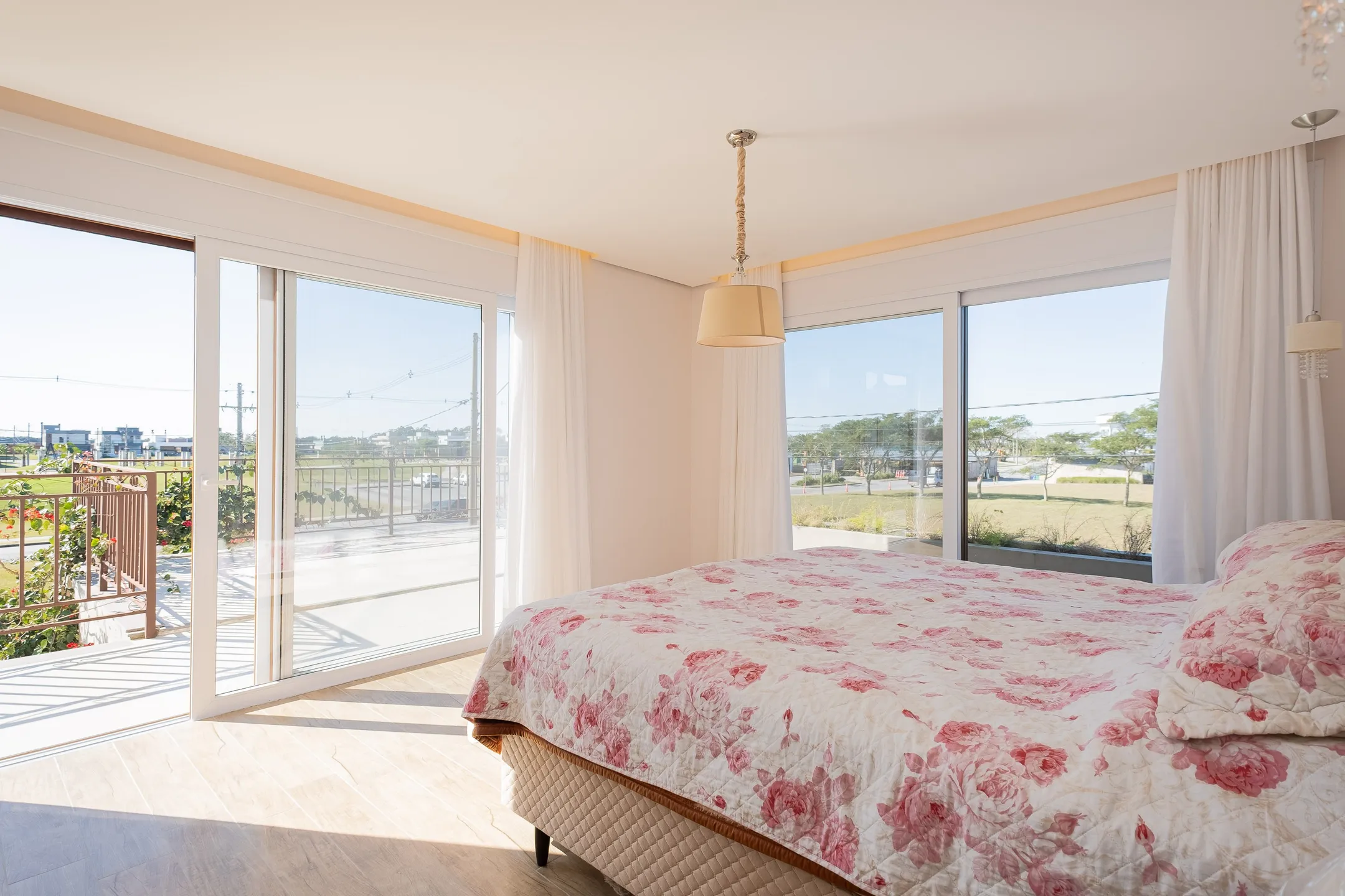 Casa de alto padrão à venda no Alphaville, Laranjal - 284 m², 4 quartos (sendo 2 suítes), móveis sob medida, acabamentos impecáveis e ampla área de lazer. - 27