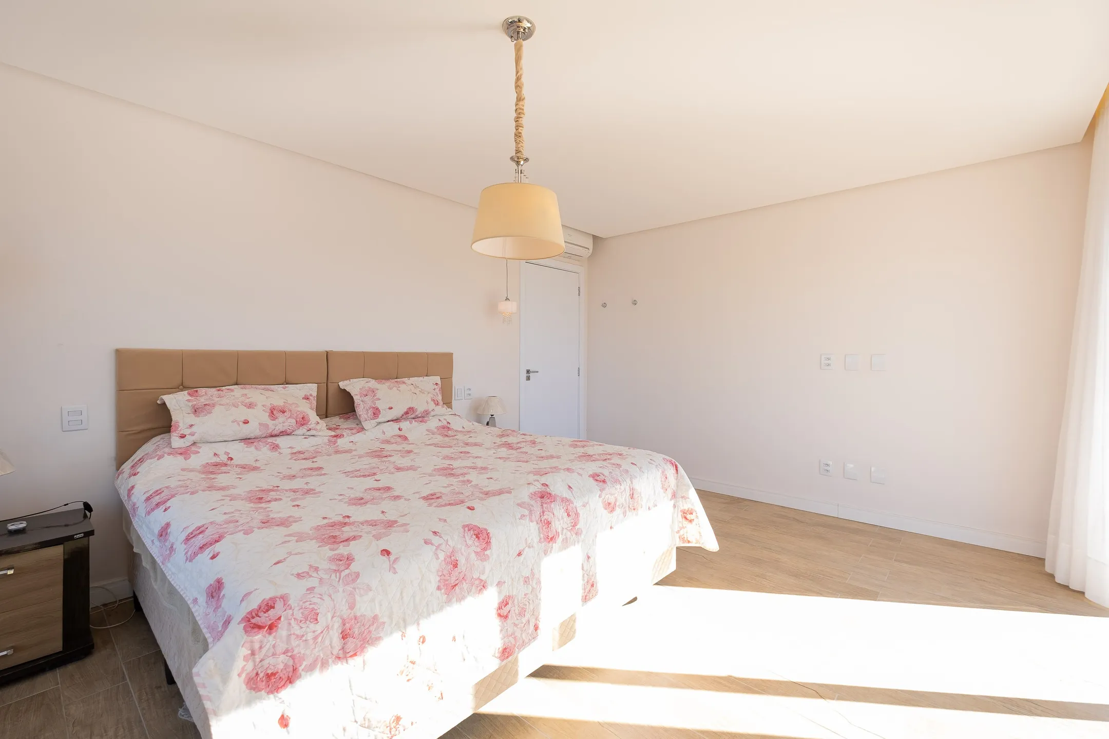 Casa de alto padrão à venda no Alphaville, Laranjal - 284 m², 4 quartos (sendo 2 suítes), móveis sob medida, acabamentos impecáveis e ampla área de lazer. - 28