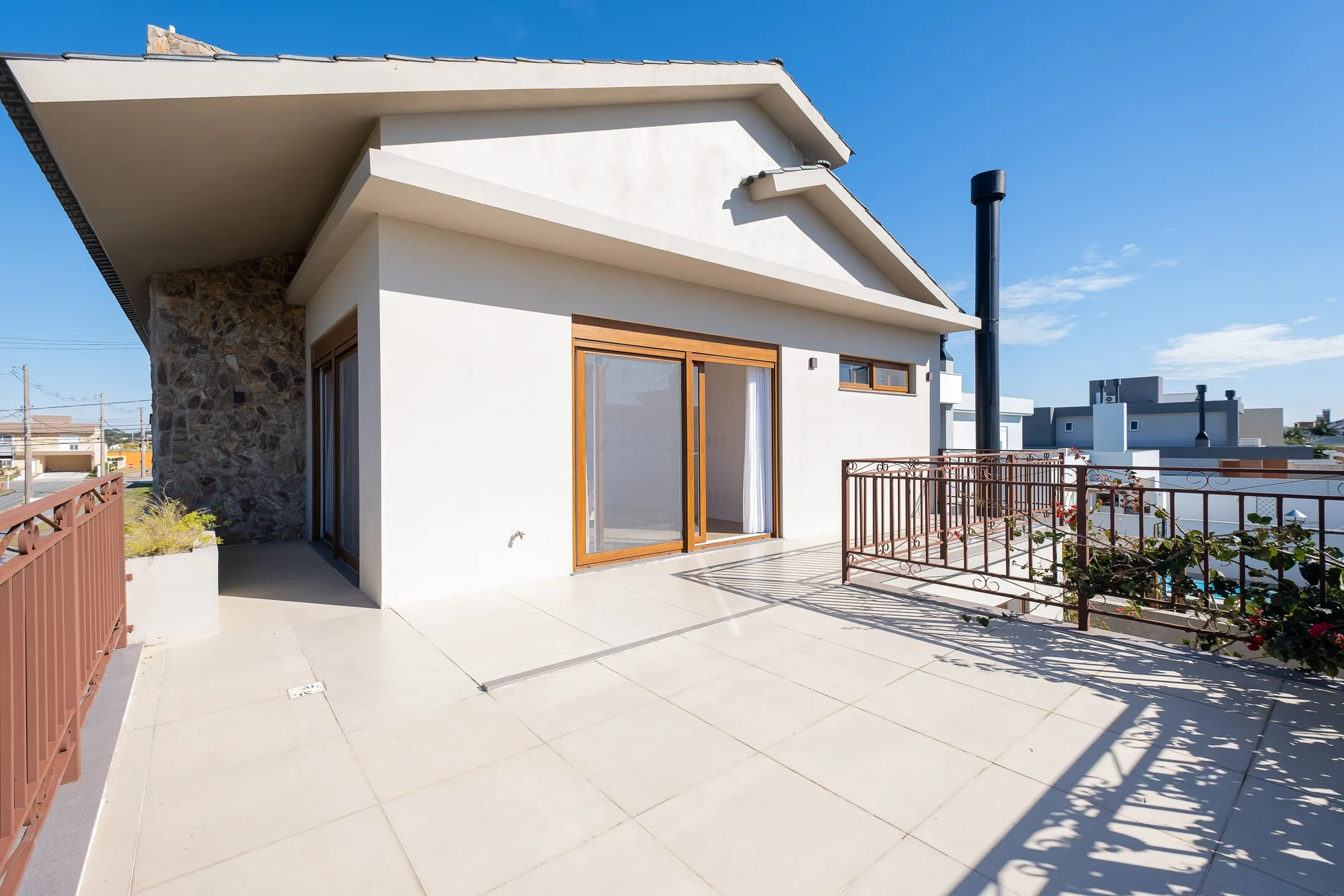 Casa de alto padrão à venda no Alphaville, Laranjal - 284 m², 4 quartos (sendo 2 suítes), móveis sob medida, acabamentos impecáveis e ampla área de lazer. - 29