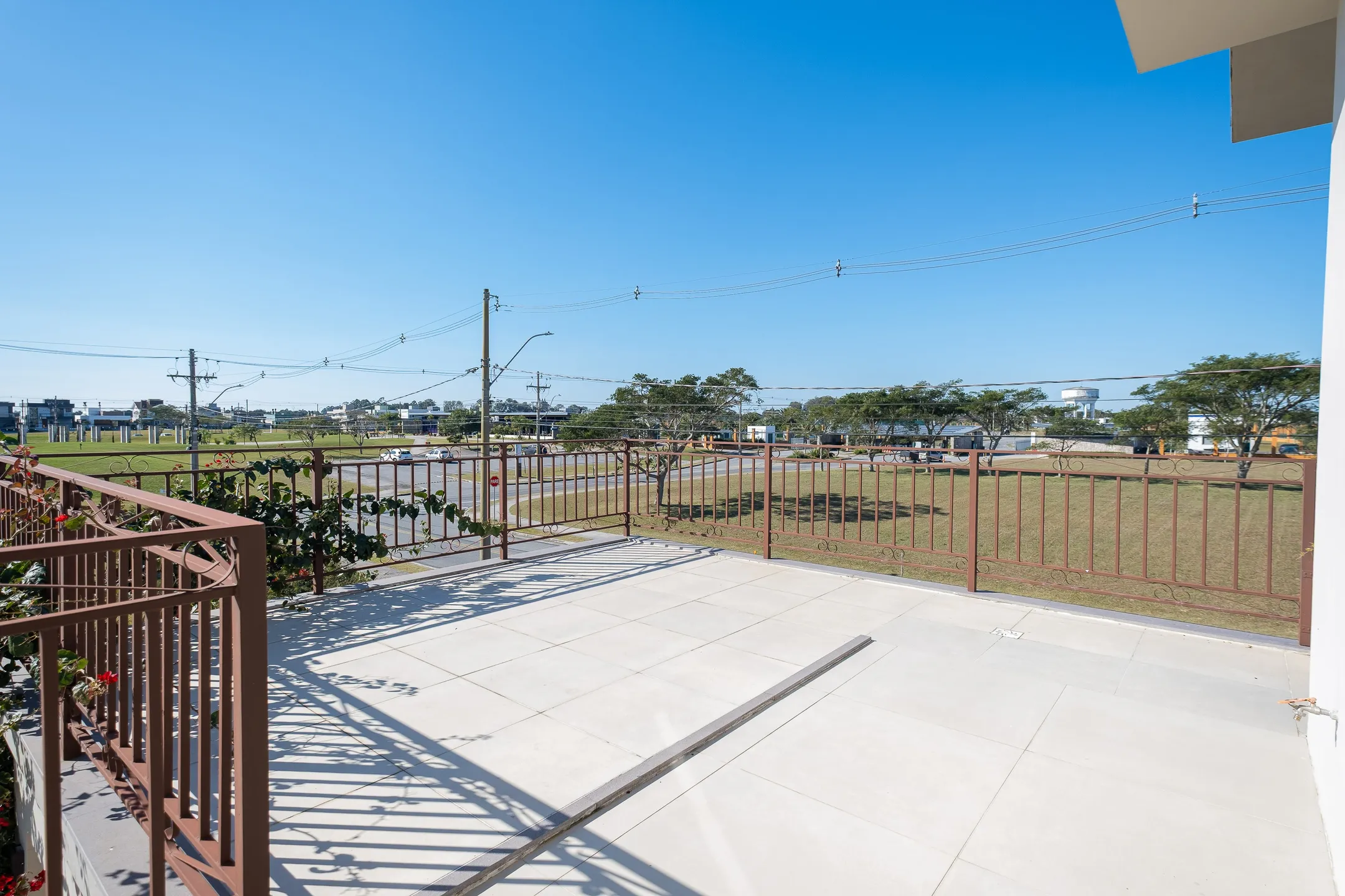 Casa de alto padrão à venda no Alphaville, Laranjal - 284 m², 4 quartos (sendo 2 suítes), móveis sob medida, acabamentos impecáveis e ampla área de lazer. - 30