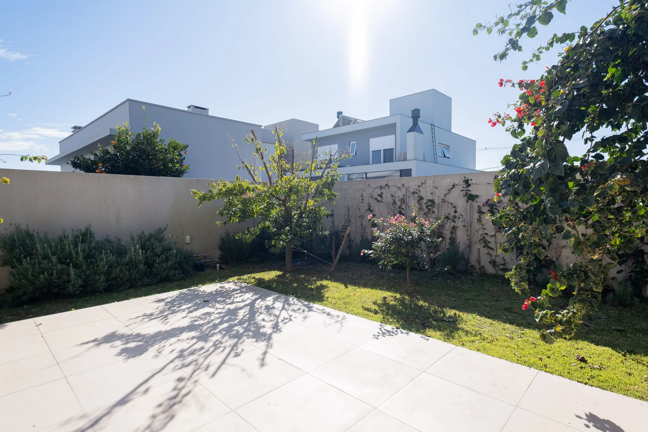 Casa de alto padrão à venda no Alphaville, Laranjal - 284 m², 4 quartos (sendo 2 suítes), móveis sob medida, acabamentos impecáveis e ampla área de lazer. - 33