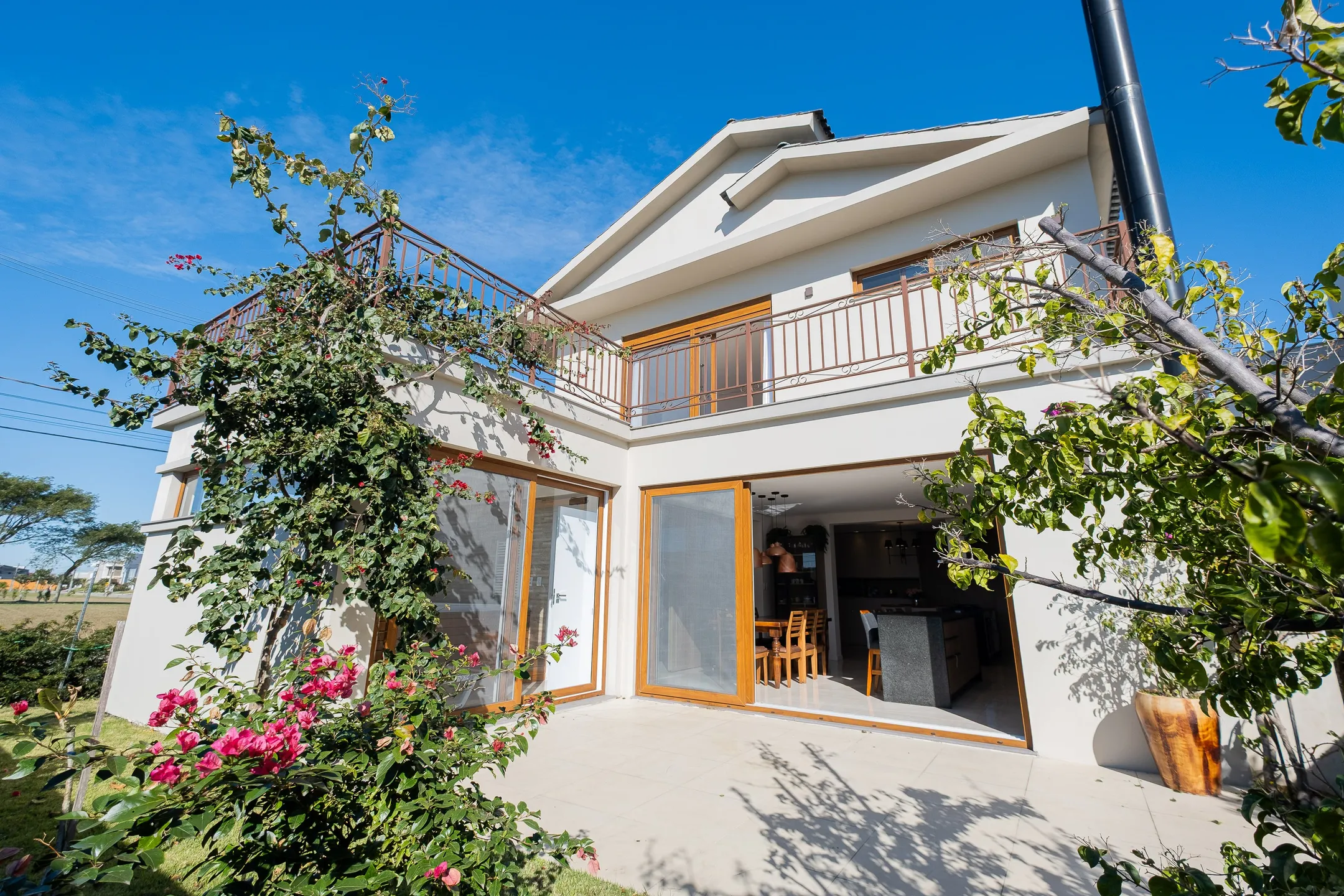 Casa de alto padrão à venda no Alphaville, Laranjal - 284 m², 4 quartos (sendo 2 suítes), móveis sob medida, acabamentos impecáveis e ampla área de lazer. - 34