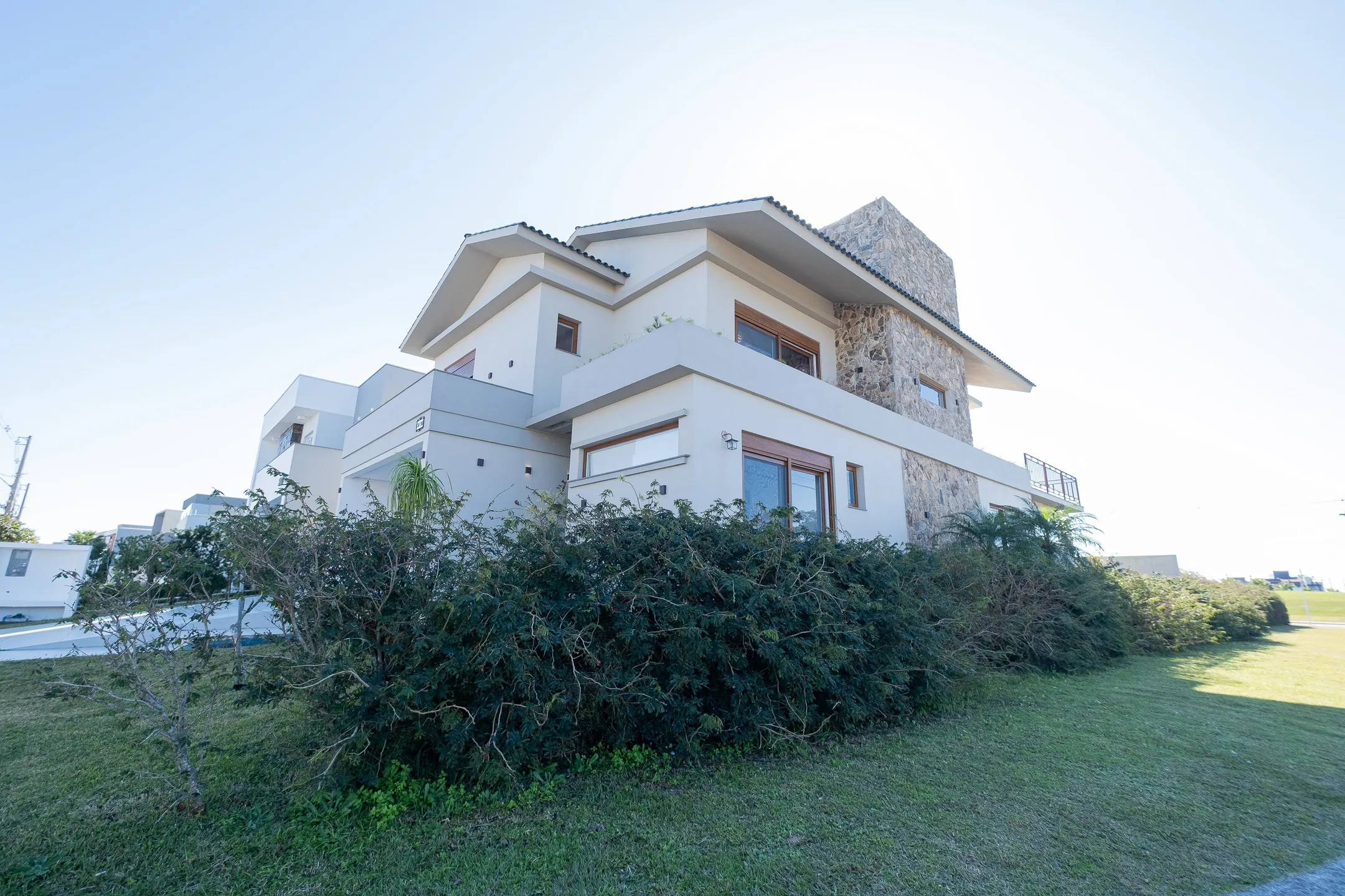 Casa de alto padrão à venda no Alphaville, Laranjal - 284 m², 4 quartos (sendo 2 suítes), móveis sob medida, acabamentos impecáveis e ampla área de lazer. - 36