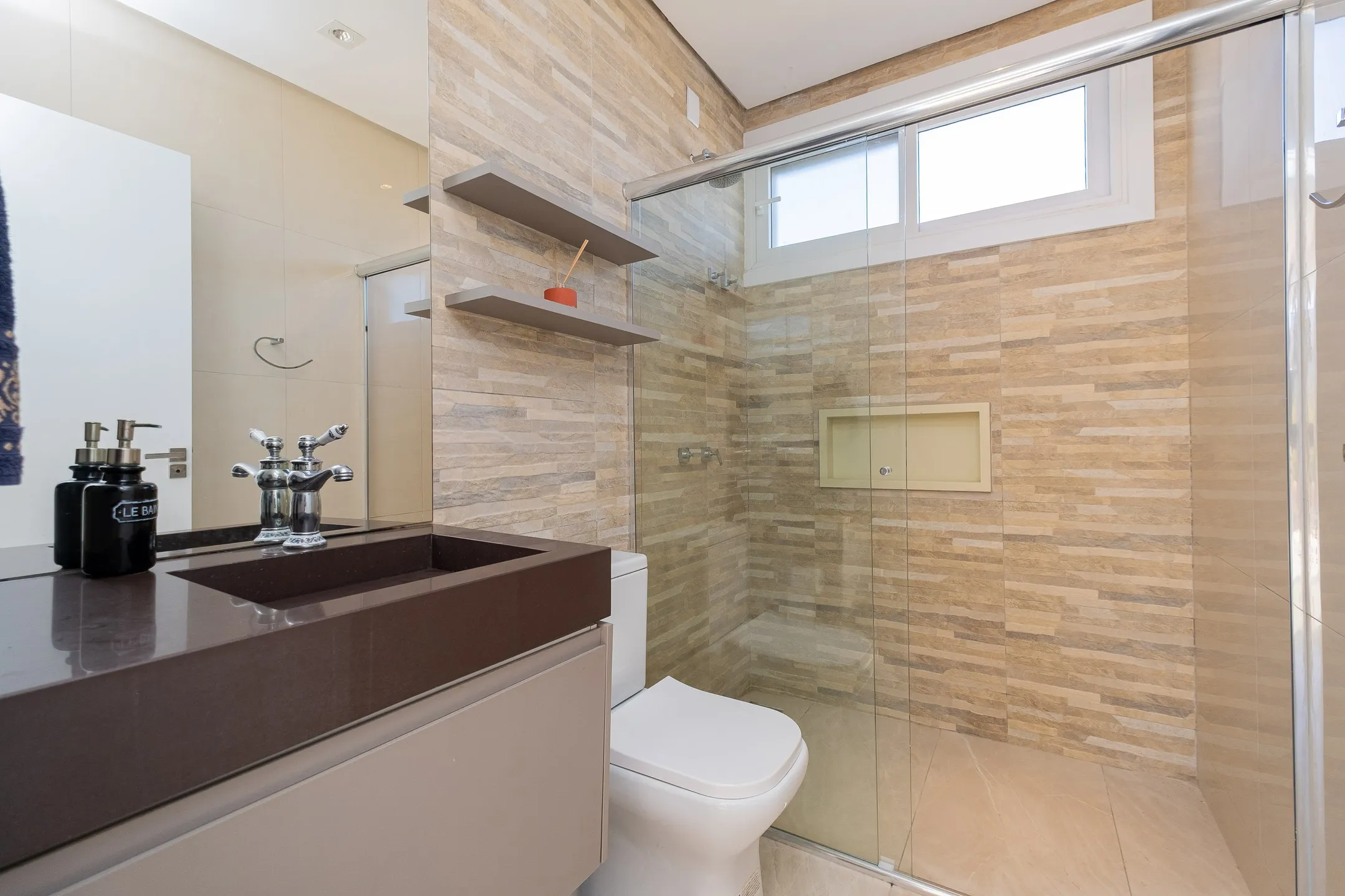 Casa de alto padrão à venda no Alphaville, Laranjal - 284 m², 4 quartos (sendo 2 suítes), móveis sob medida, acabamentos impecáveis e ampla área de lazer. - 7
