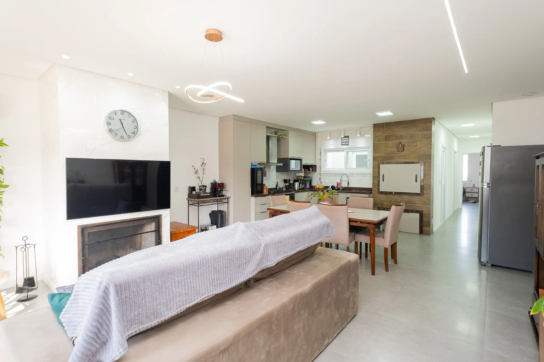 Casa semimobiliada à venda na Colina do Sol, Pelotas - 164 m², 3 quartos (sendo 1 suíte), móveis sob medida, lareira e amplo pátio com 12 placas solares.