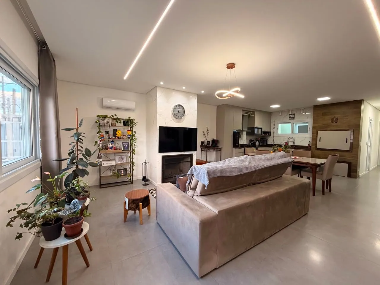Casa semimobiliada à venda na Colina do Sol, Pelotas - 164 m², 3 quartos (sendo 1 suíte), móveis sob medida, lareira e amplo pátio com 12 placas solares.