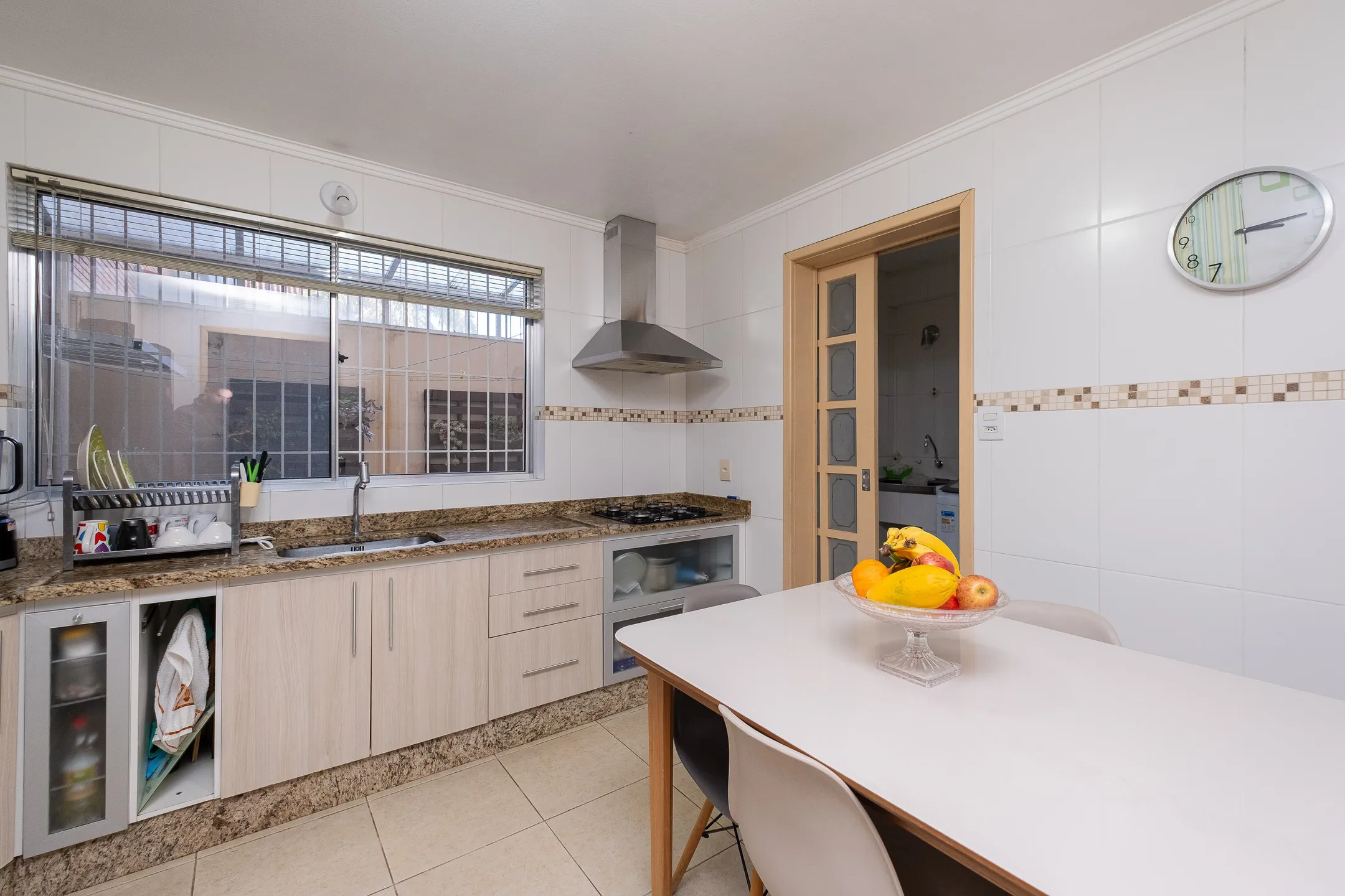 Casa à venda nas Três Vendas, Pelotas - 252 m², 4 quartos (sendo 1 suíte), lareira, espaço gourmet com churrasqueira e amplo pátio com garagem. - 10