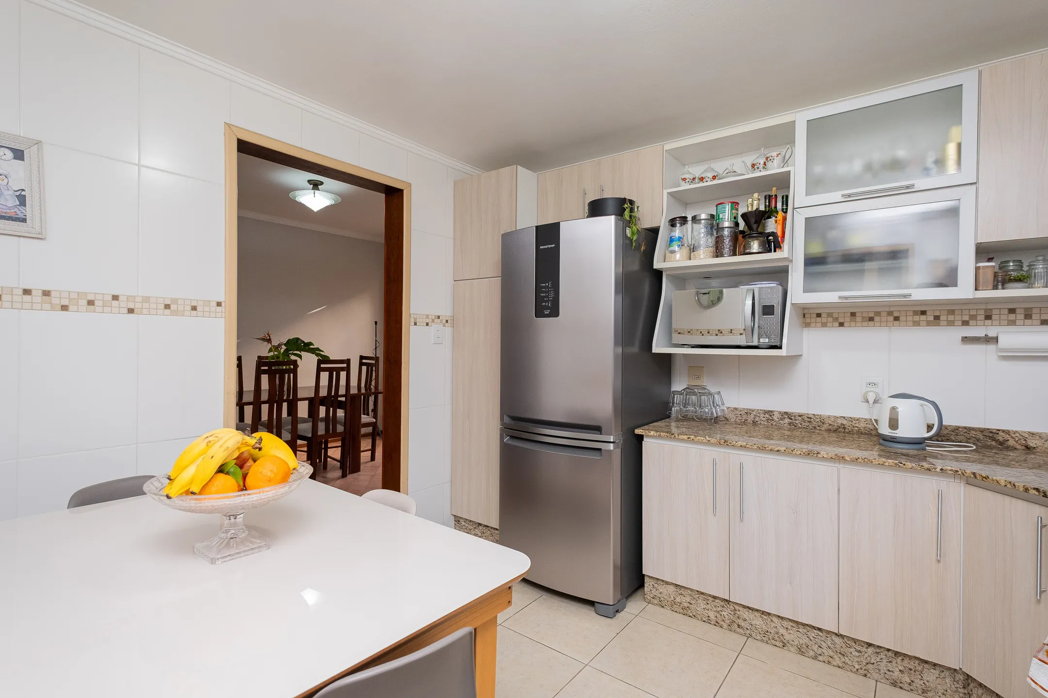 Casa à venda nas Três Vendas, Pelotas - 252 m², 4 quartos (sendo 1 suíte), lareira, espaço gourmet com churrasqueira e amplo pátio com garagem. - 11